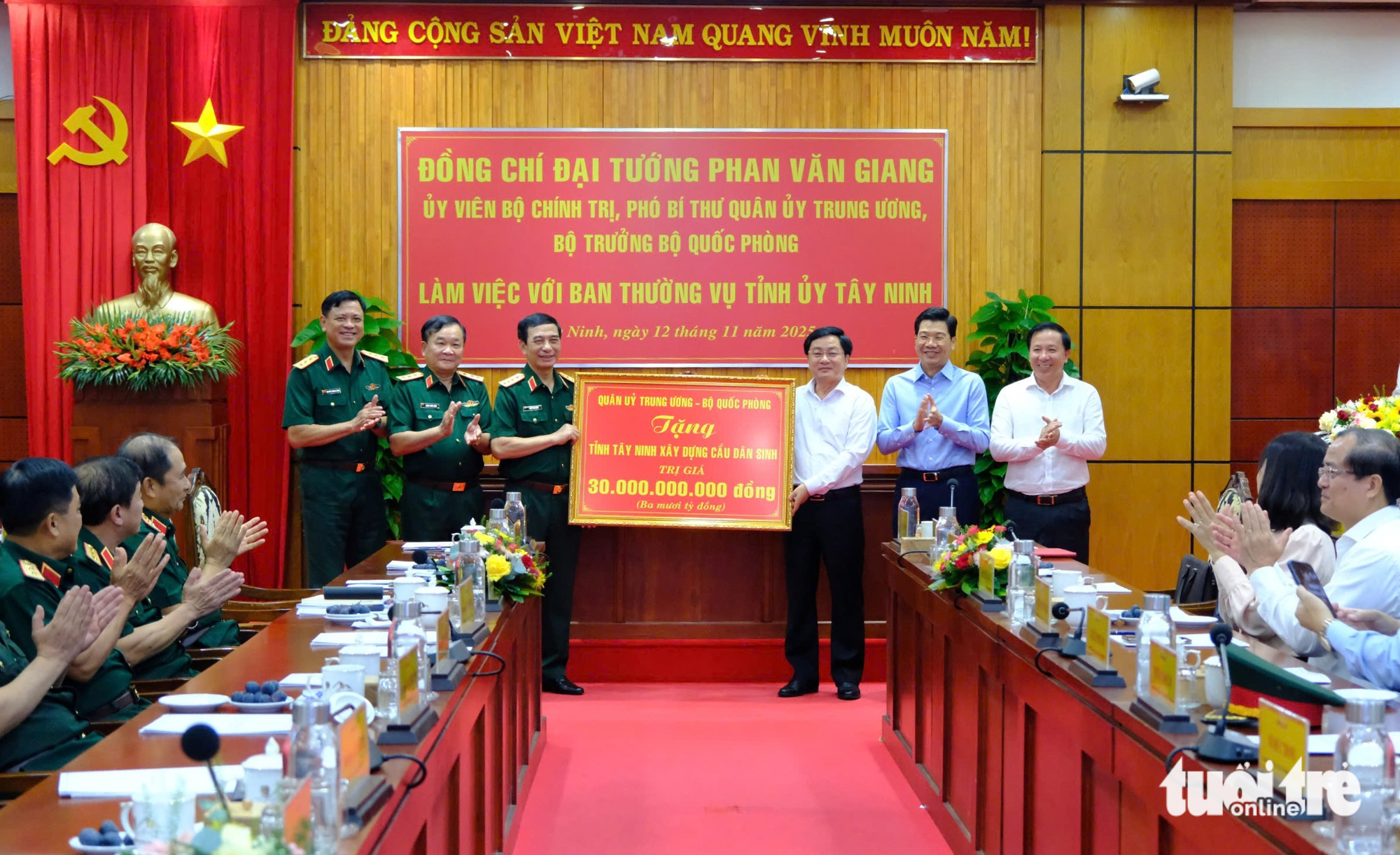 部长潘文江与西宁省工作，准备越南-柬埔寨国防交流