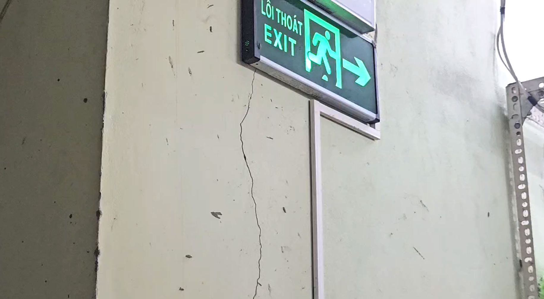 房屋开裂，岘港‘死亡之坑’附近居民担忧