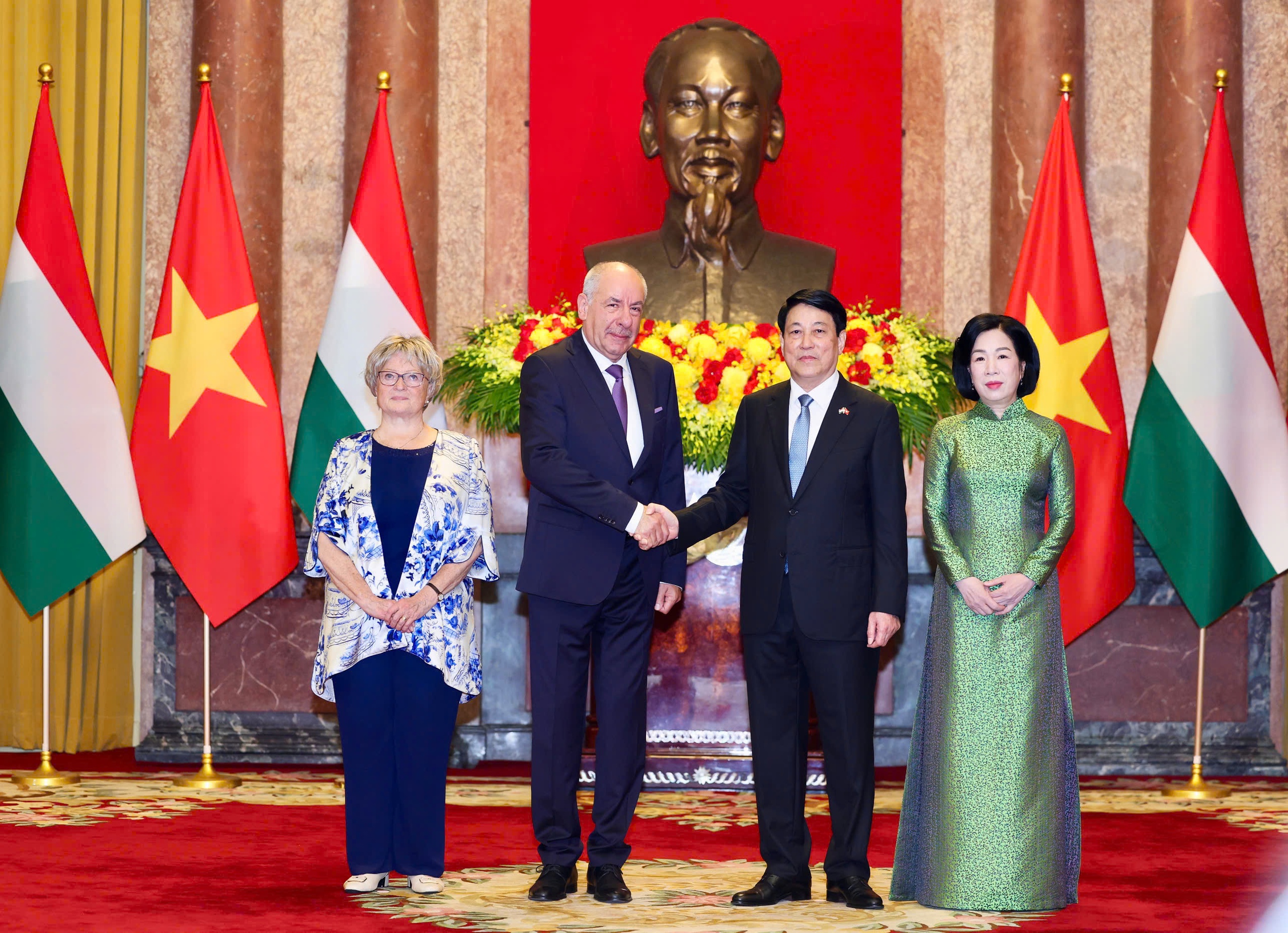 国家主席梁强主持欢迎仪式，与匈牙利总统会谈