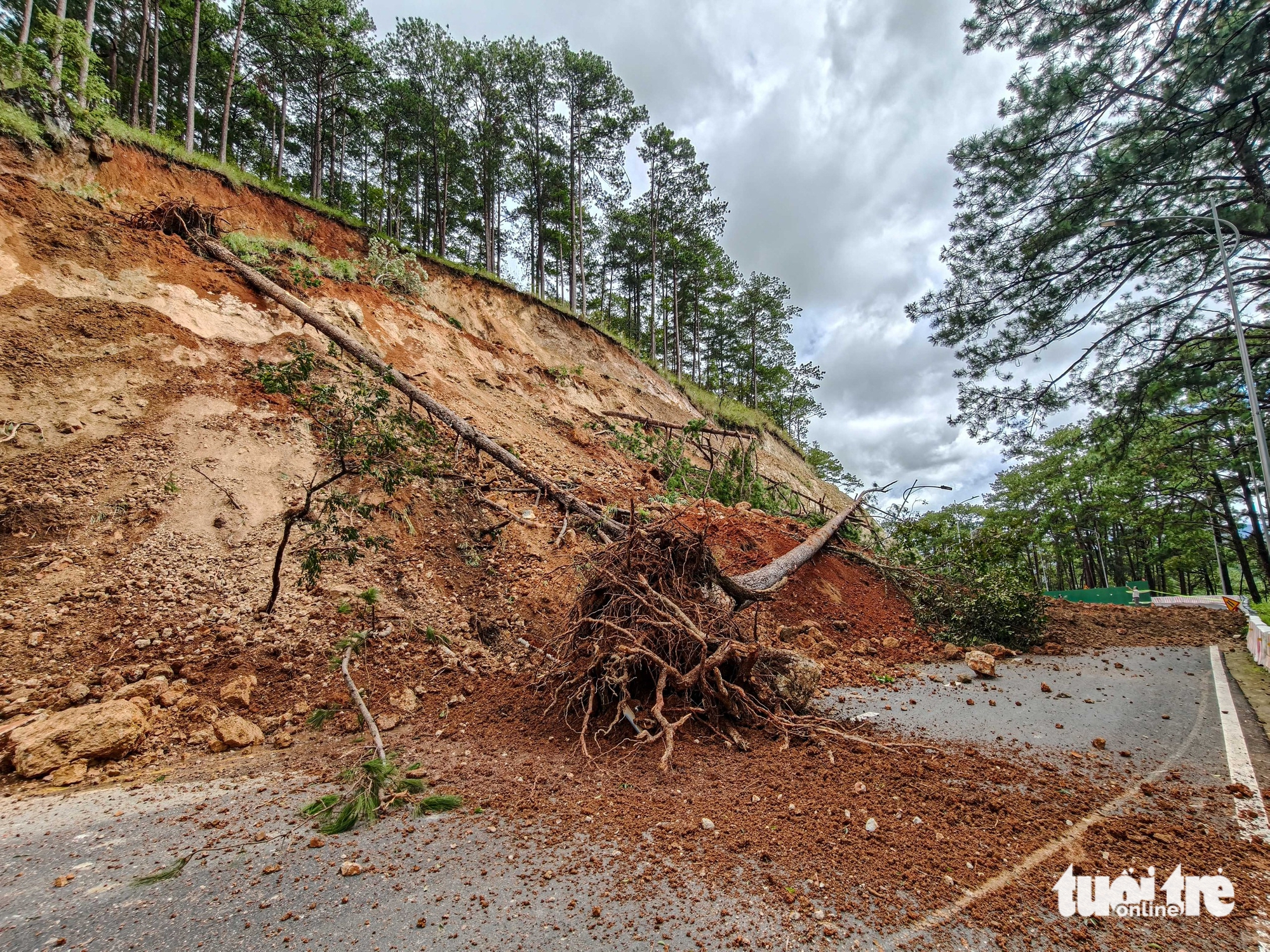 普伦山口路面被山体滑坡掩埋的近距离画面