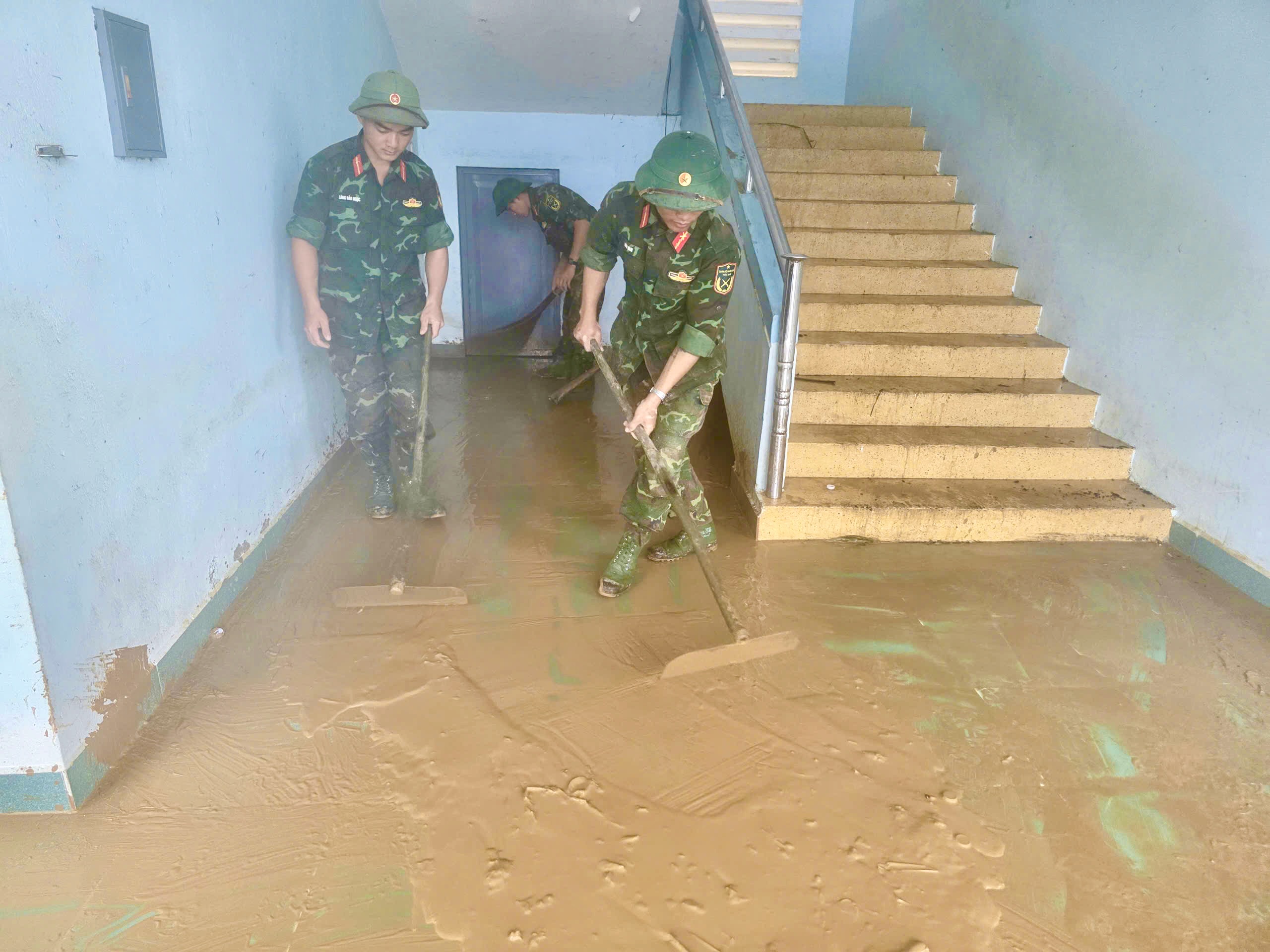 和盛乡在洪水后重新振作，民兵携手清理房屋和学校