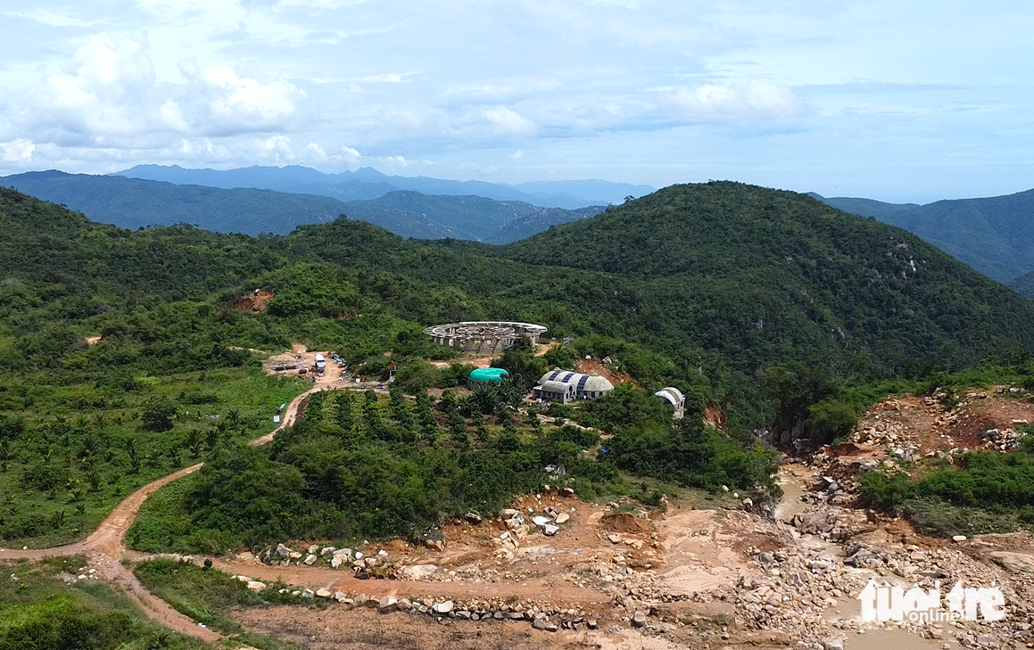 在Tuy Phong造成人员死亡的水库破裂公司正在山上进行哪些工程？