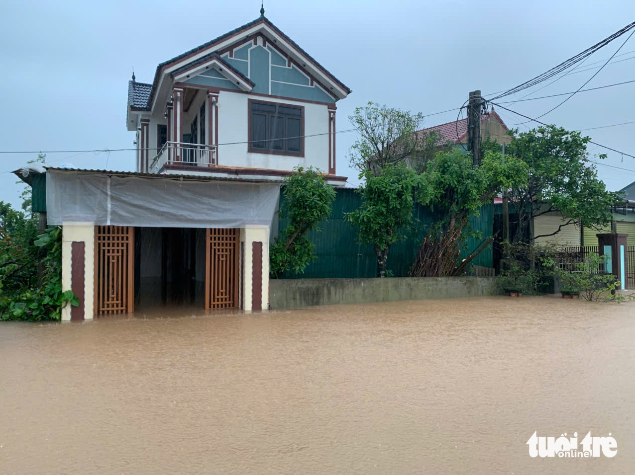 暴雨和洪水导致村庄被孤立，道路淹没在水中