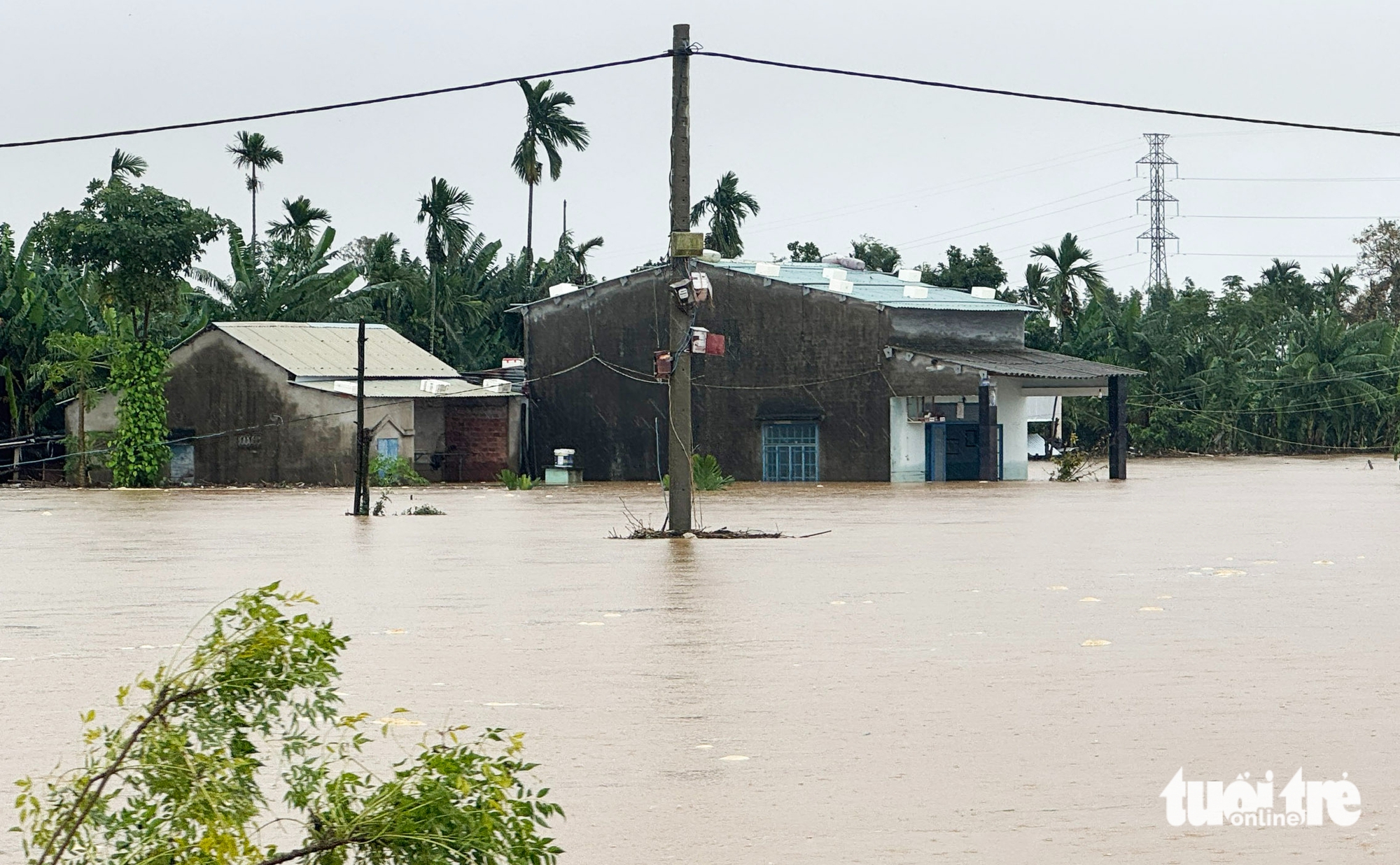 武嘉河-顺河上游洪水下降缓慢，下游民宅仍淹没超过1米