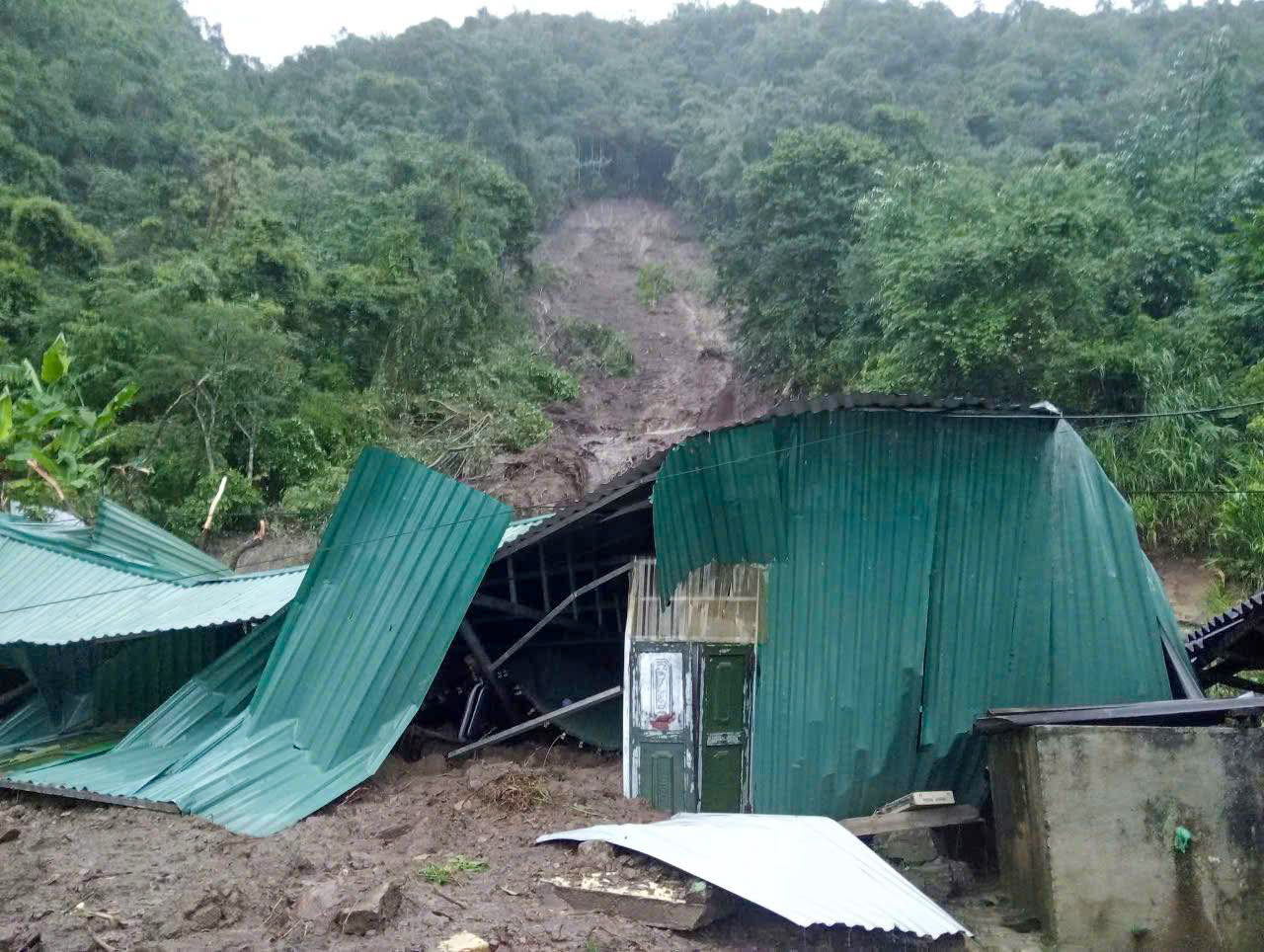 奠边村庄被洪水淹没至屋顶，洪水过后一片狼藉，造成12人死亡和失踪