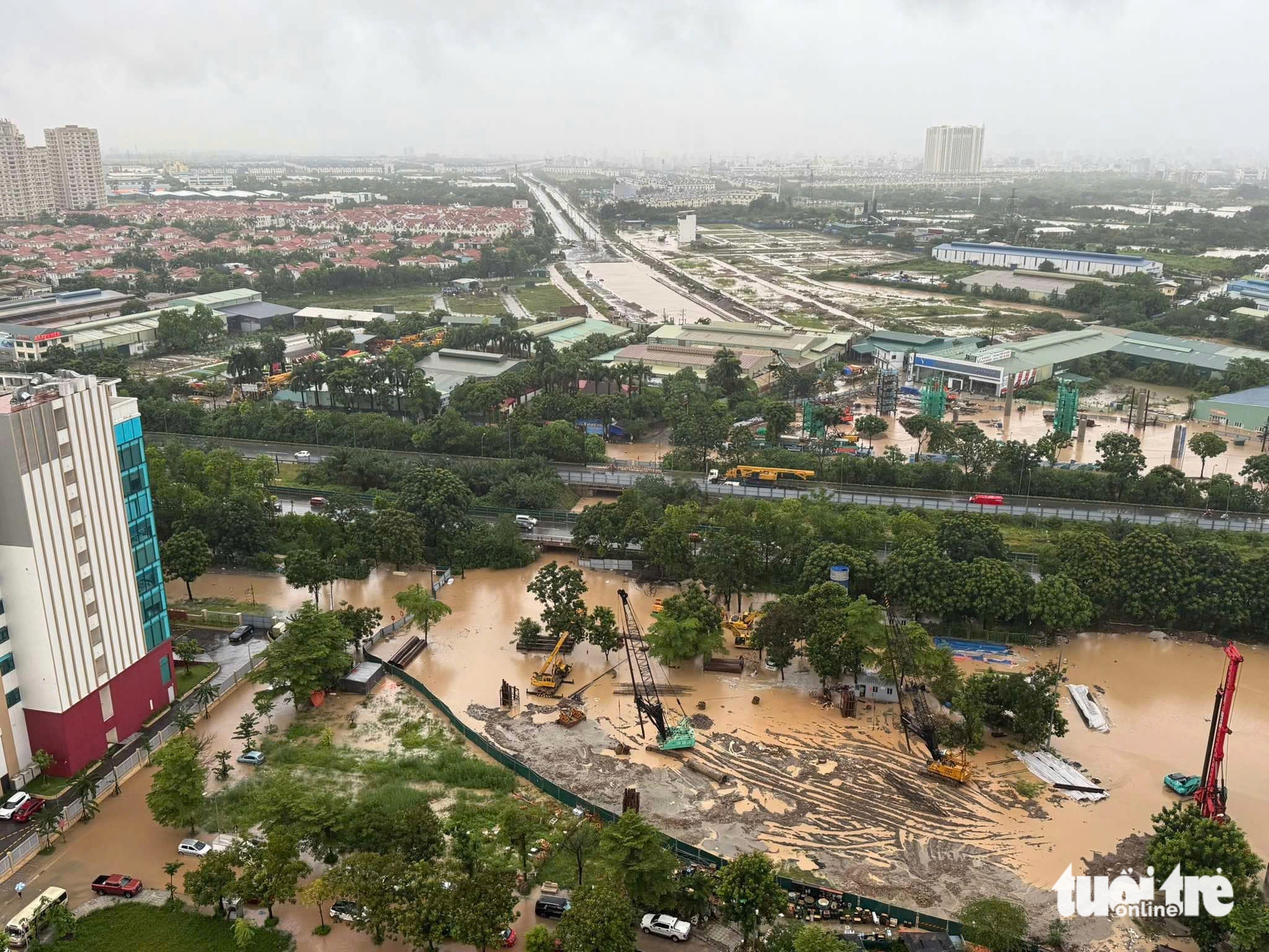 河内第五号台风整夜大雨，多条道路深积水，交通瘫痪