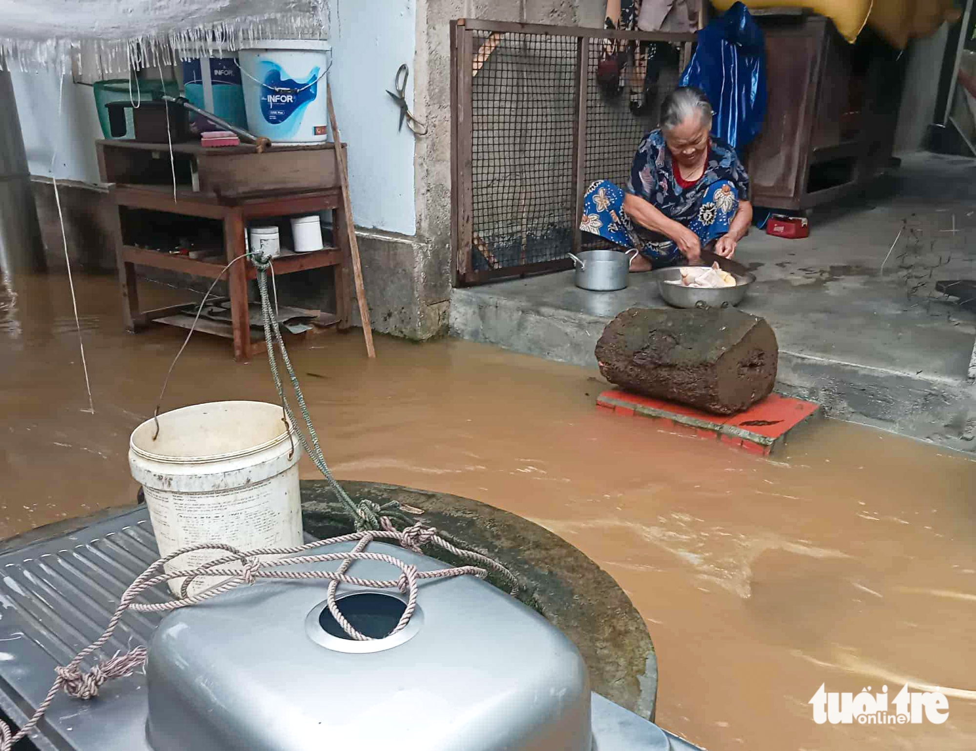 顺化：河水上涨，许多民宅被深淹