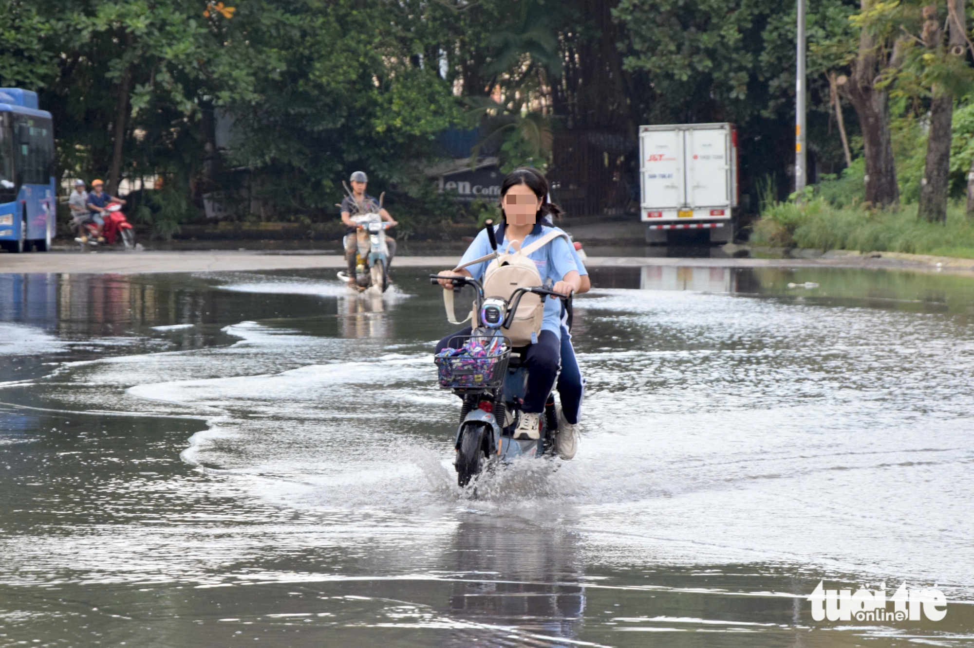胡志明市学生因涨潮高峰放学时涉水