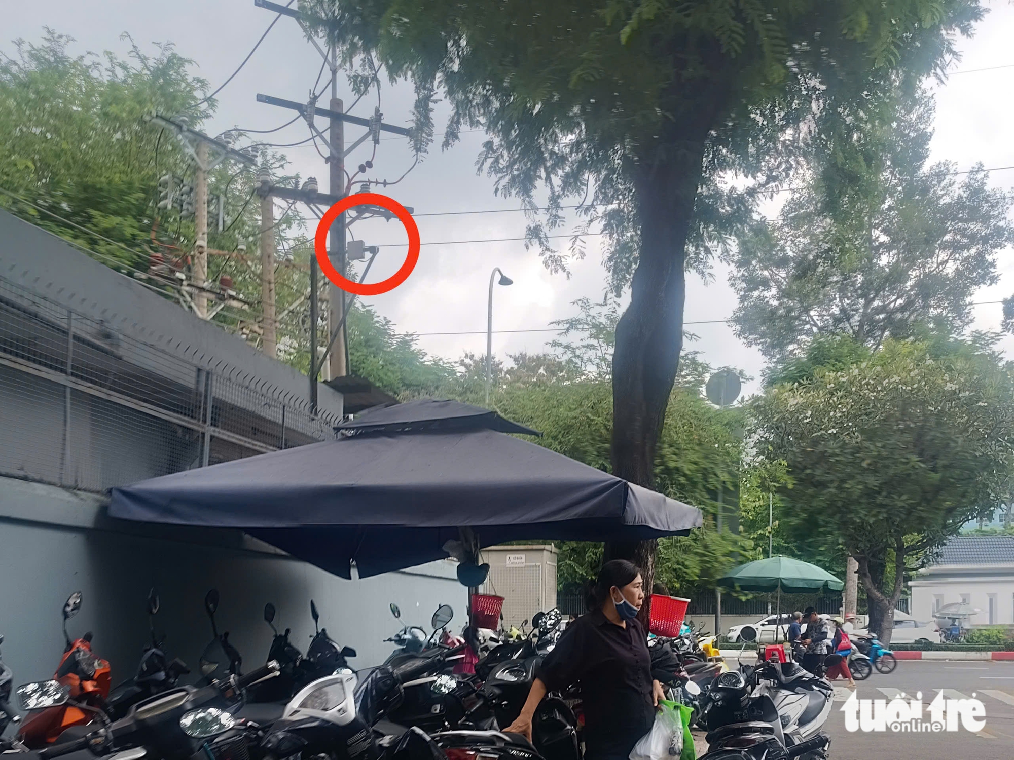在监控摄像头前侵占人行道是因为知道职能部门的工作时间？