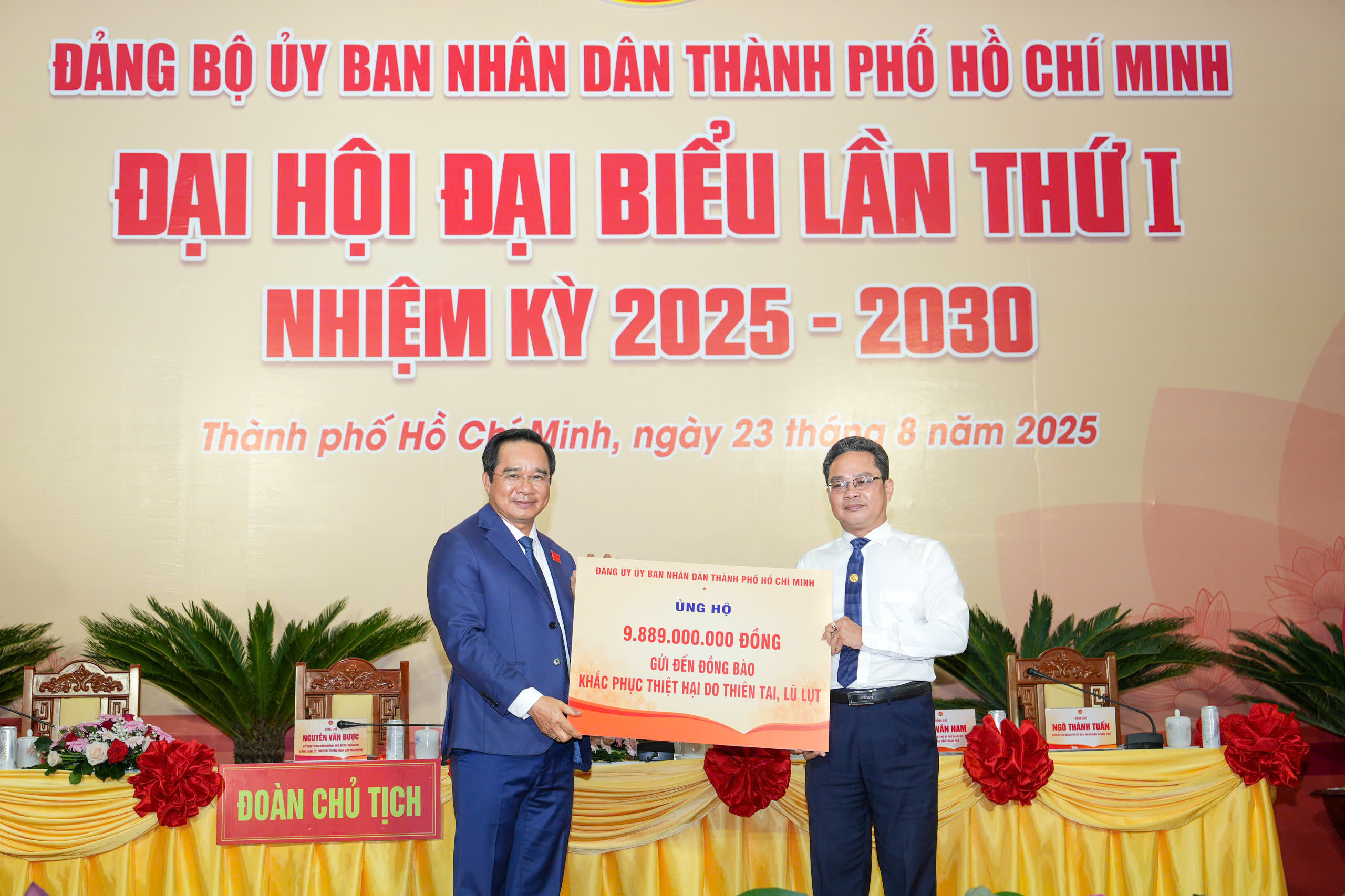 胡志明市人民委员会党部代表捐款近100亿越南盾支持受灾同胞