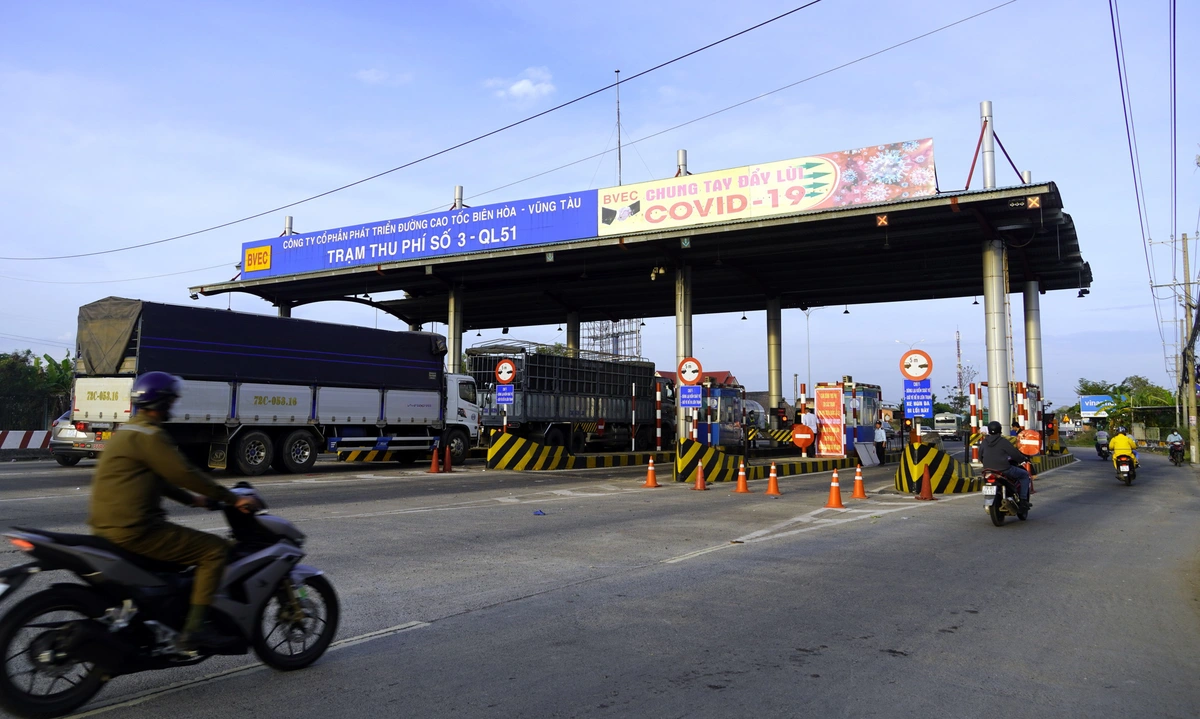 建议在2025年12月15日前拆除51号国道上的收费站