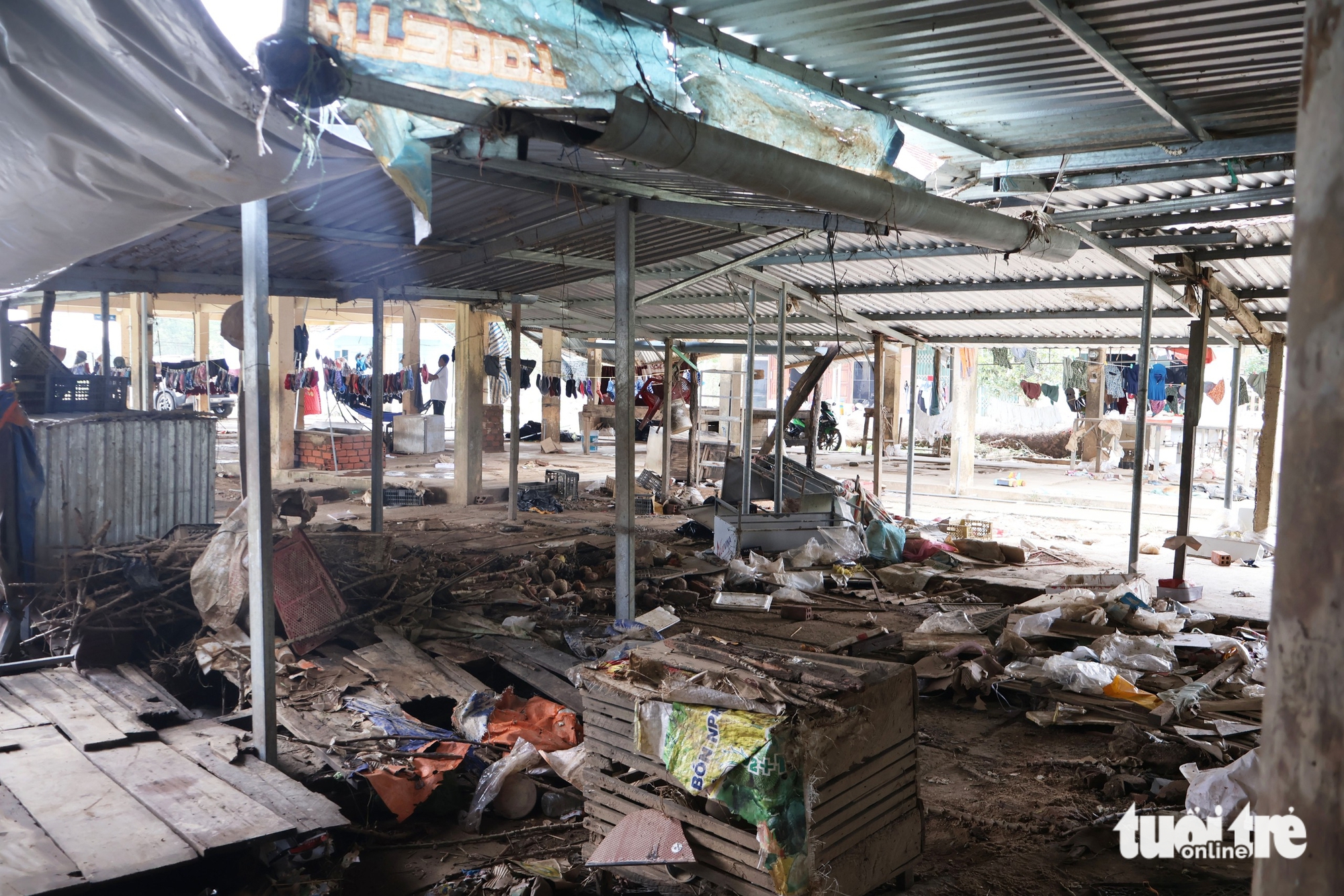 和盛市场小商贩的泪水：救货失败，抱着塑料桶逃生