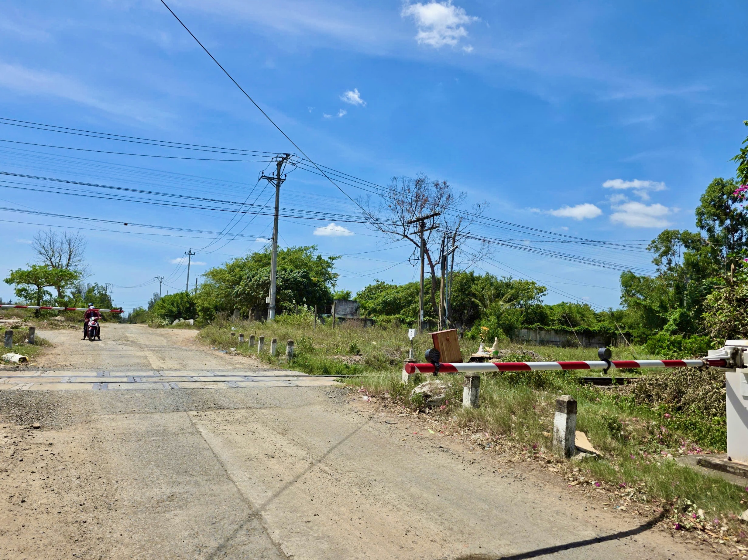 为什么铁路自动栏杆只挡住一半道路，能保证安全吗？