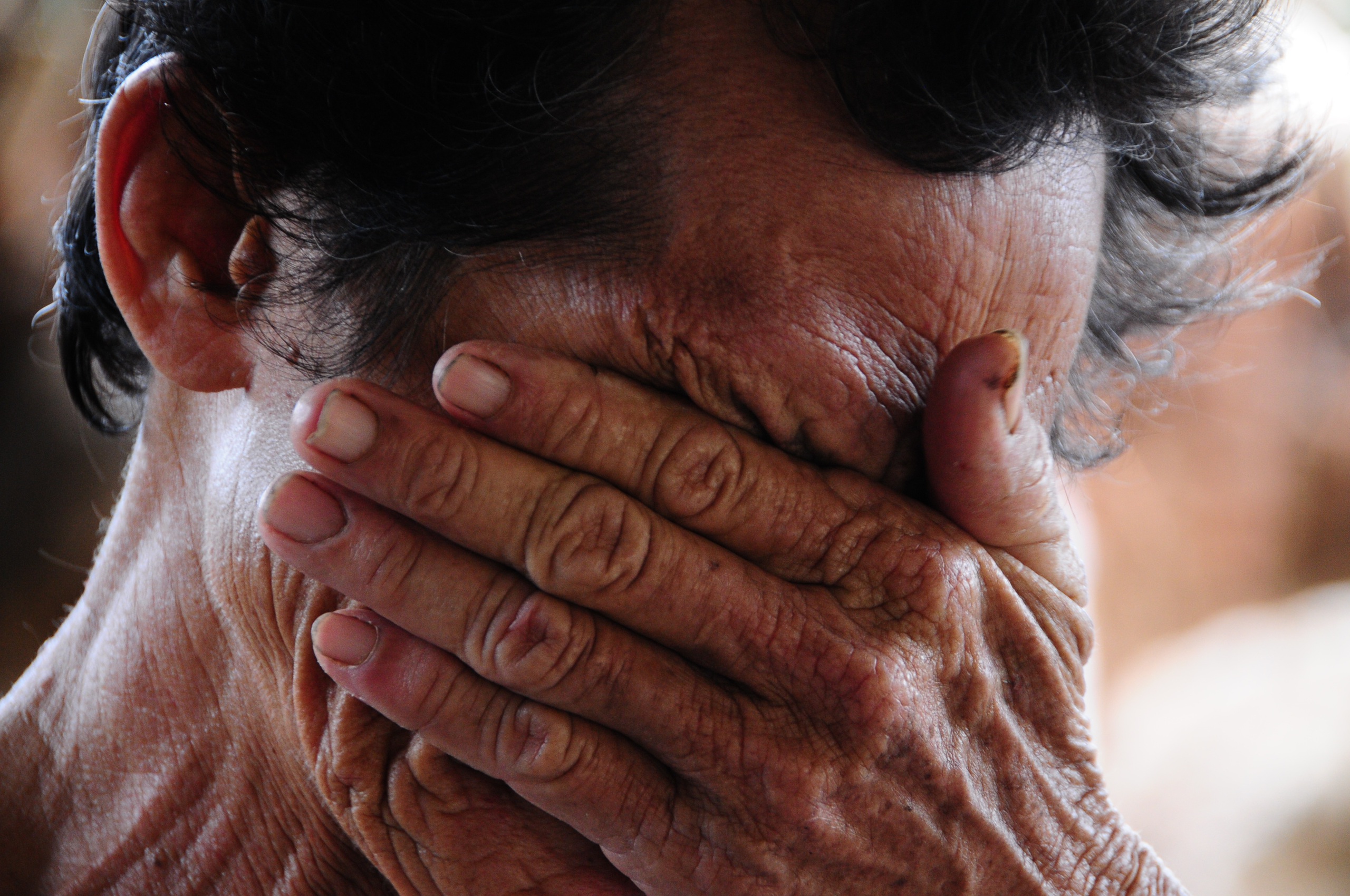 达克拉克洪水区令人心碎的场景：等待一床被褥的手臂，救援物资