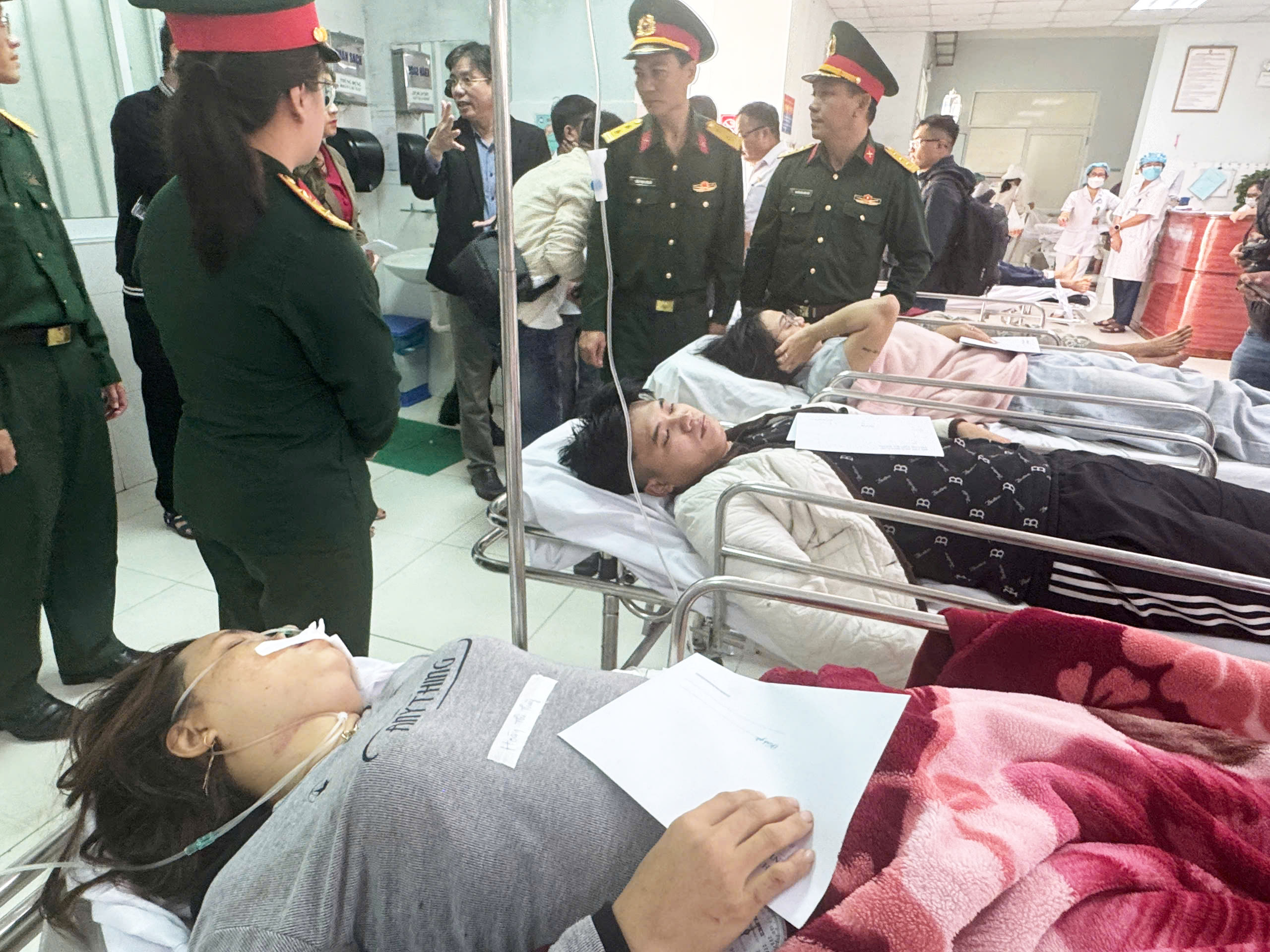 岘港高速公路上客车与牵引车事故中幸存者的叙述