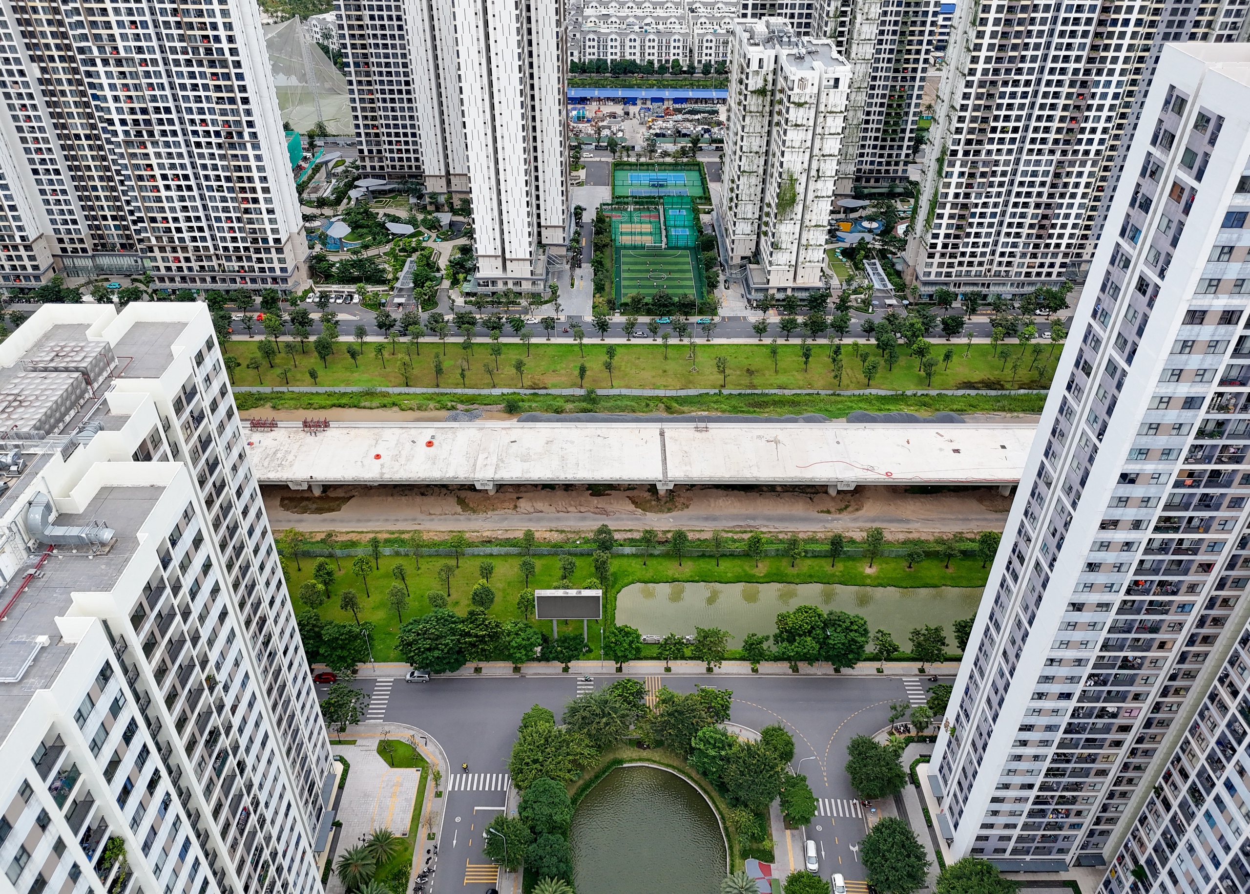 胡志明市三环路14.7公里高架桥全景，迎接12月19日通车里程碑