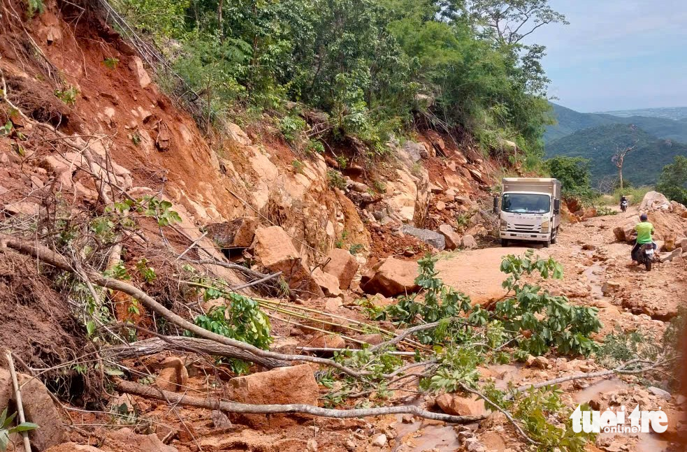 在Tuy Phong造成人员死亡的水库破裂公司正在山上进行哪些工程？