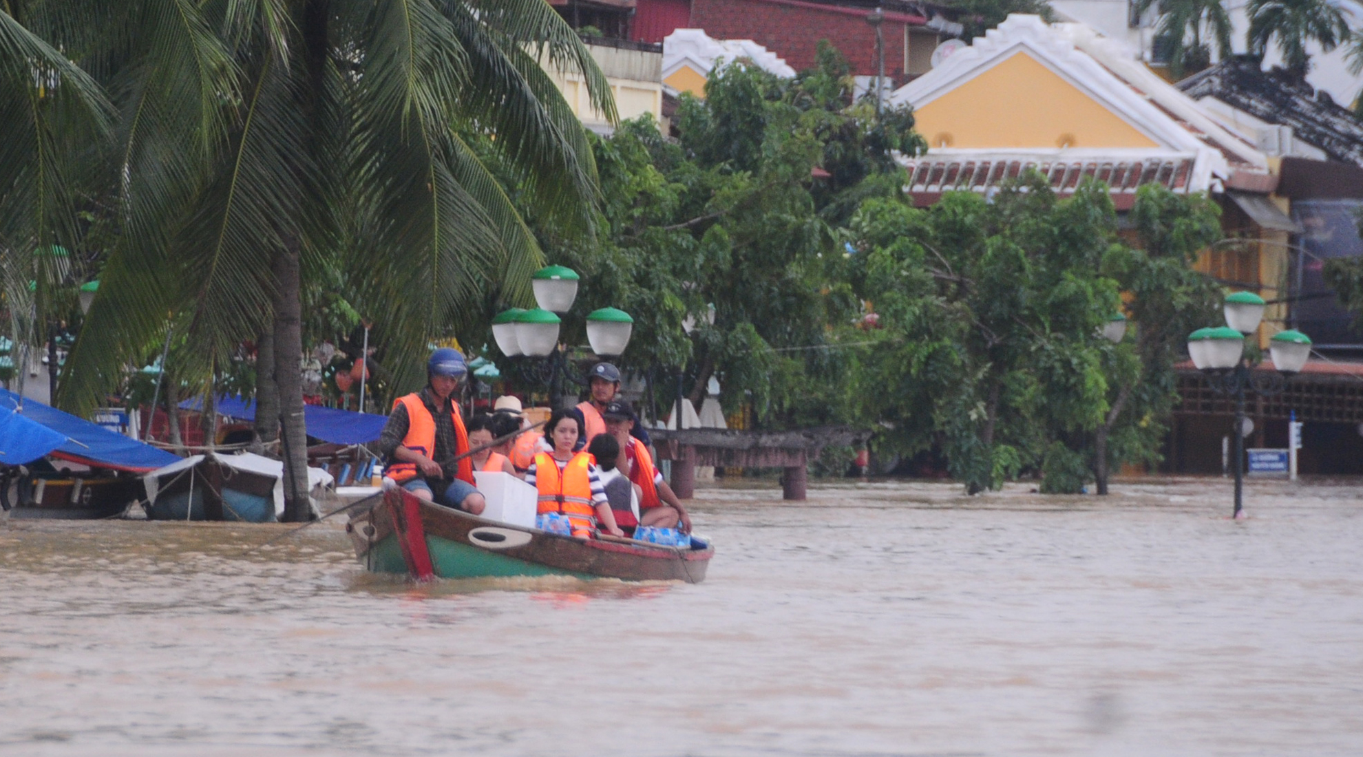 外国人在会安的历史洪水体验之旅