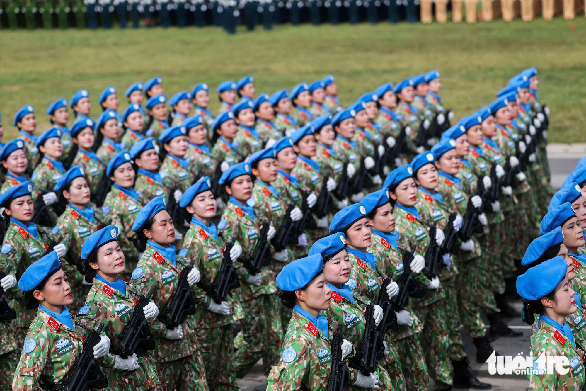 在高达40度的炎热天气中准备阅兵的‘钢铁玫瑰’训练士兵