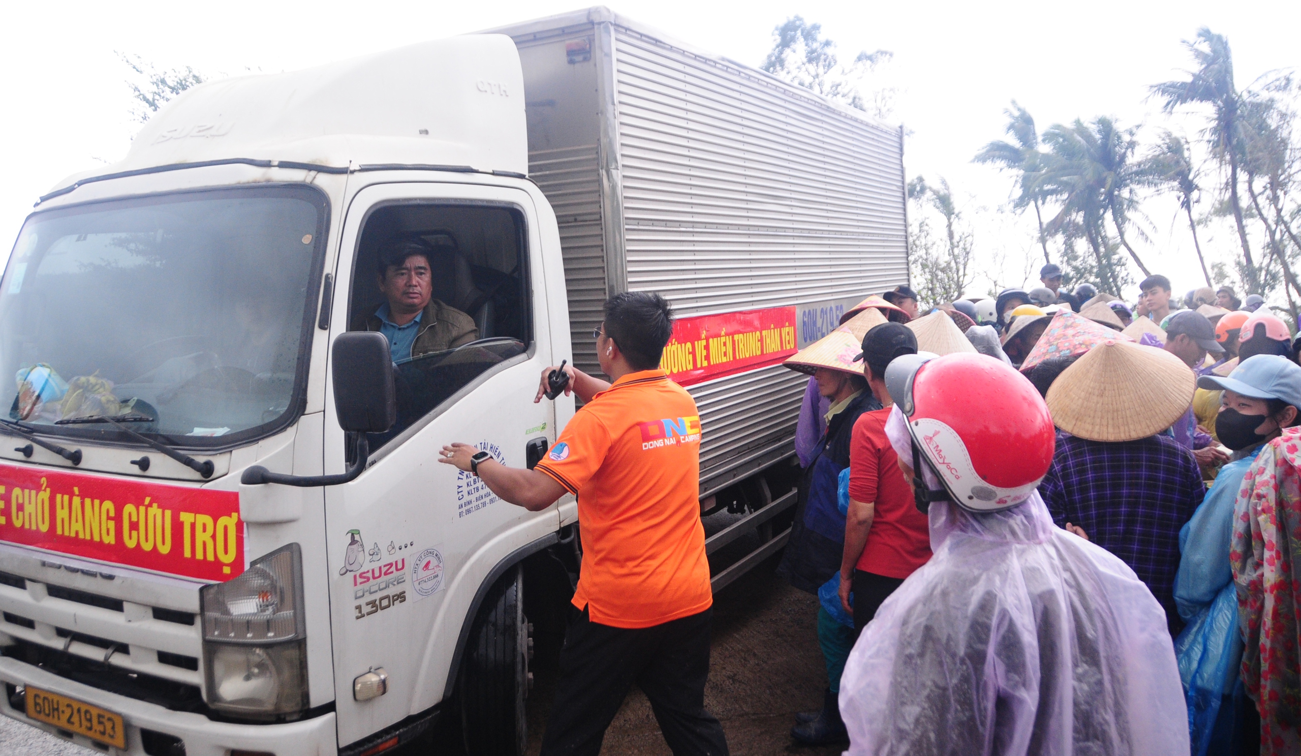 基罗河沿岸居民排长队领取救援物资