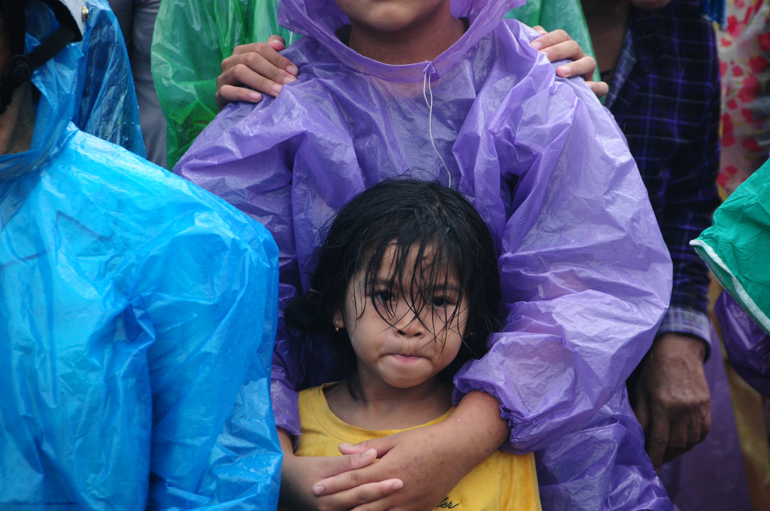 基罗河沿岸居民排长队领取救援物资