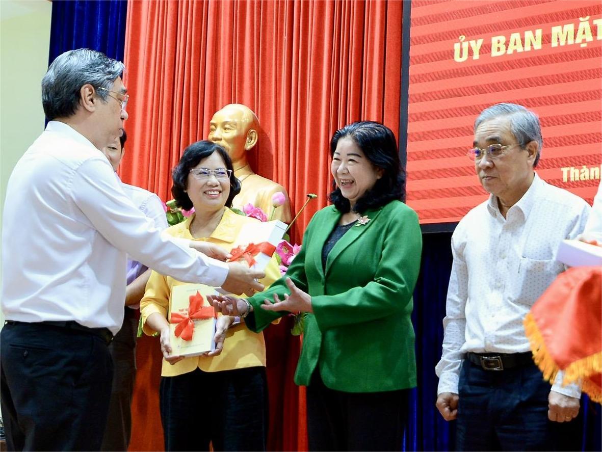 胡志明市向洪涝地区民众运送价值2800亿越南盾的救援物资