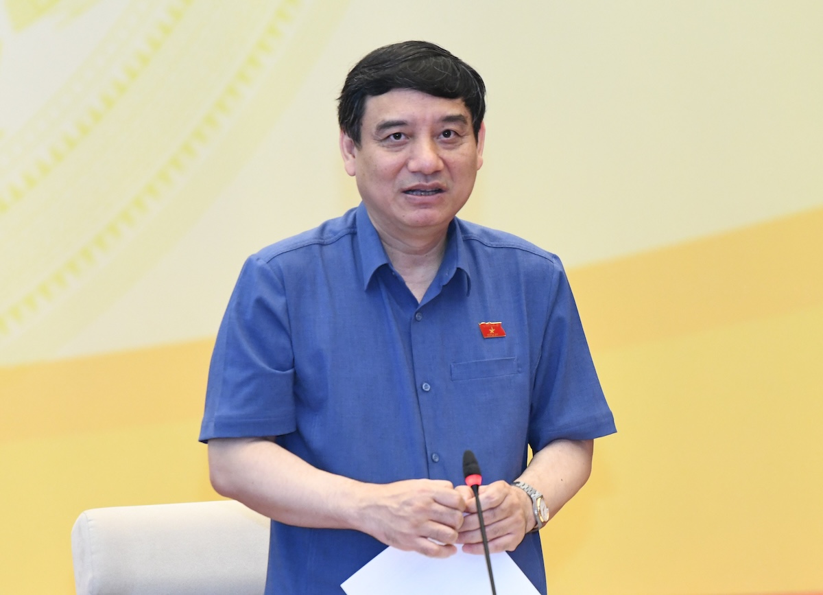 统一使用一套教科书，代表建议避免浪费现有教科书