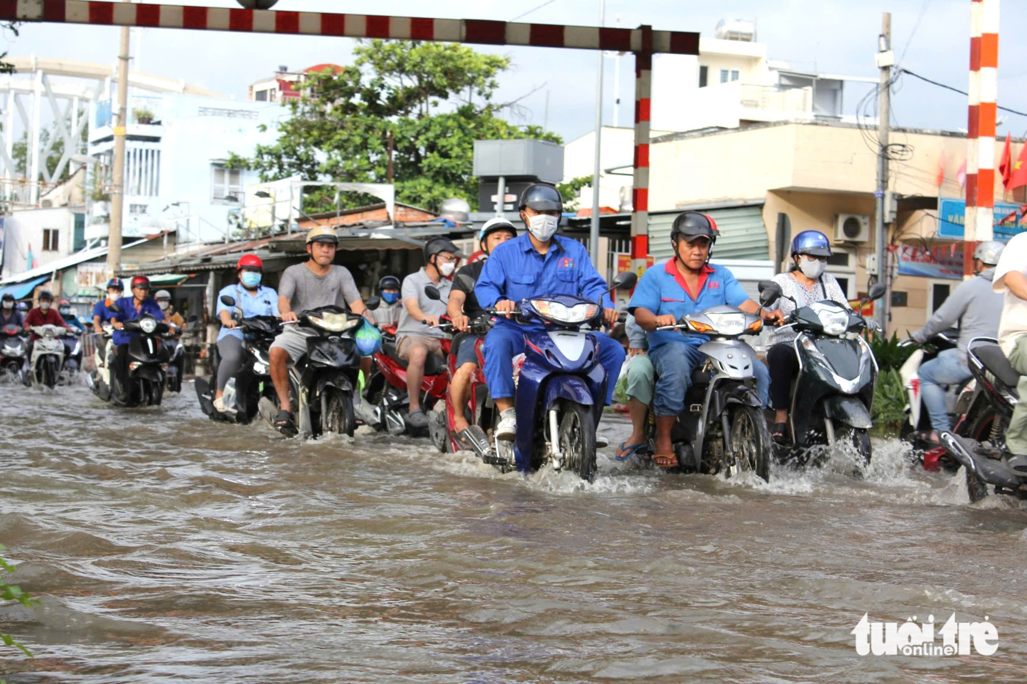 潮水高涨，胡志明市市民下班时再次涉水