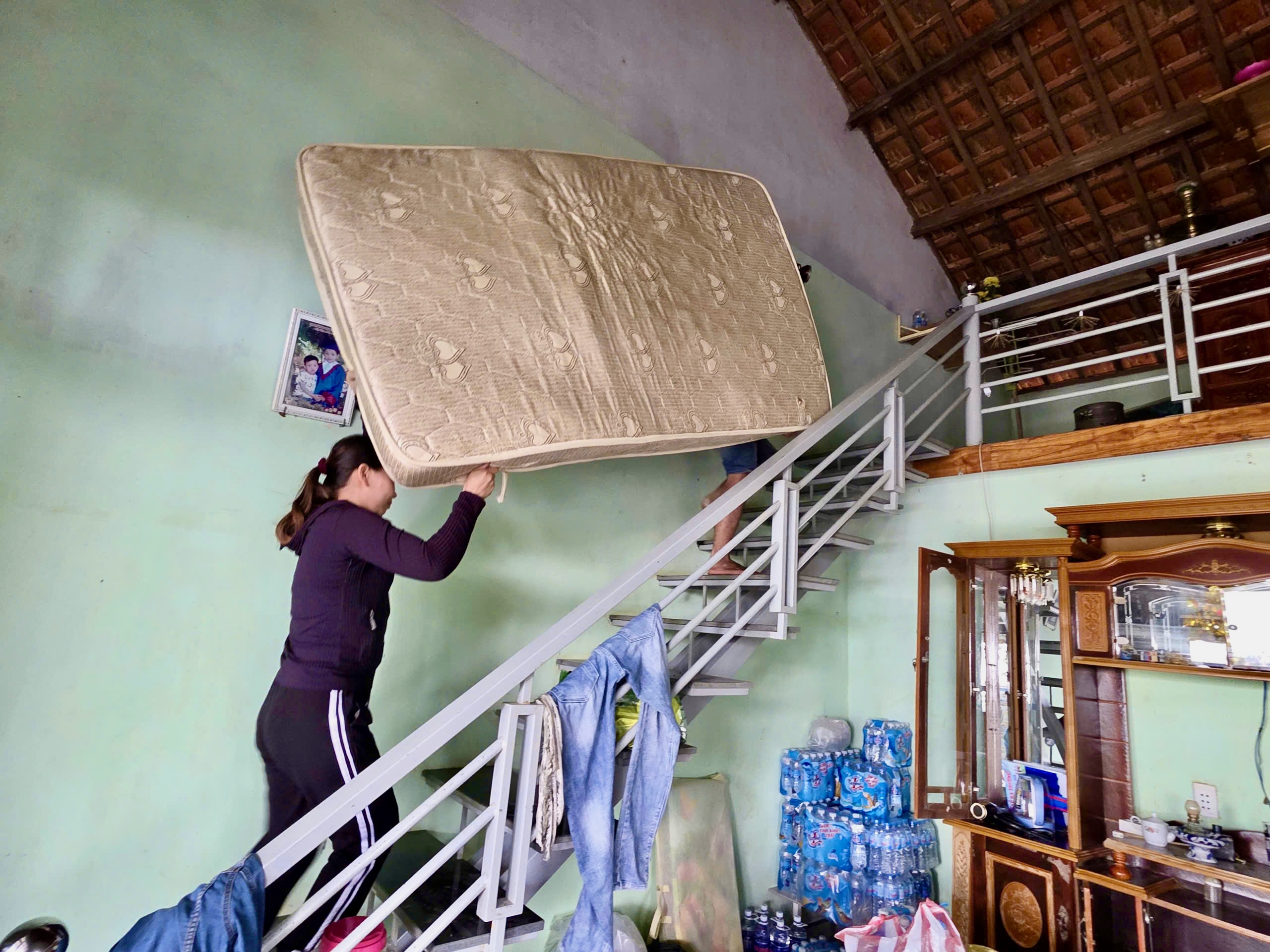 和盛乡洪水灾民新屋倒塌 正忙着修复 又担心台风来临