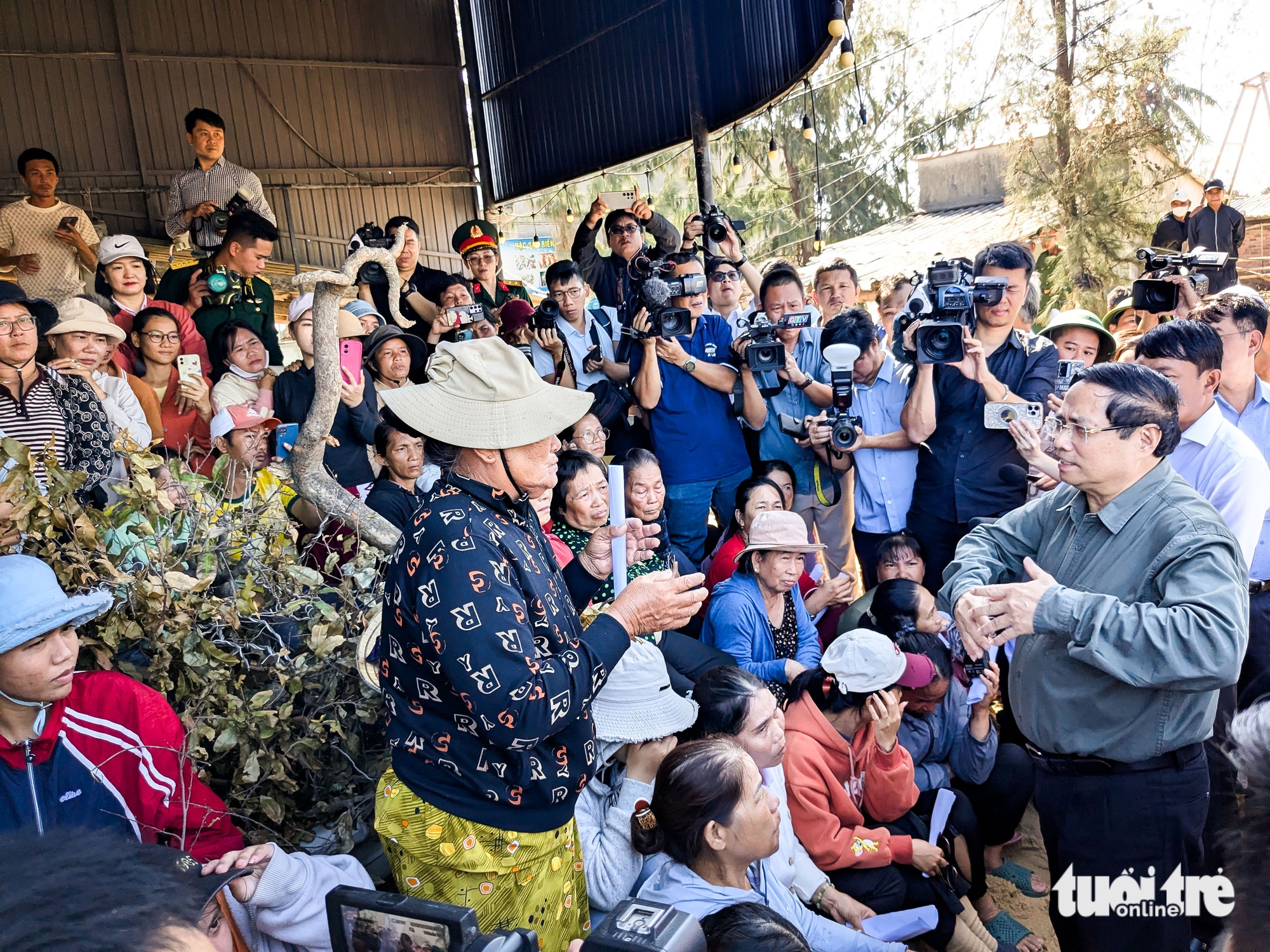 视察13号台风中心地区，范明政总理指示为民众重建房屋