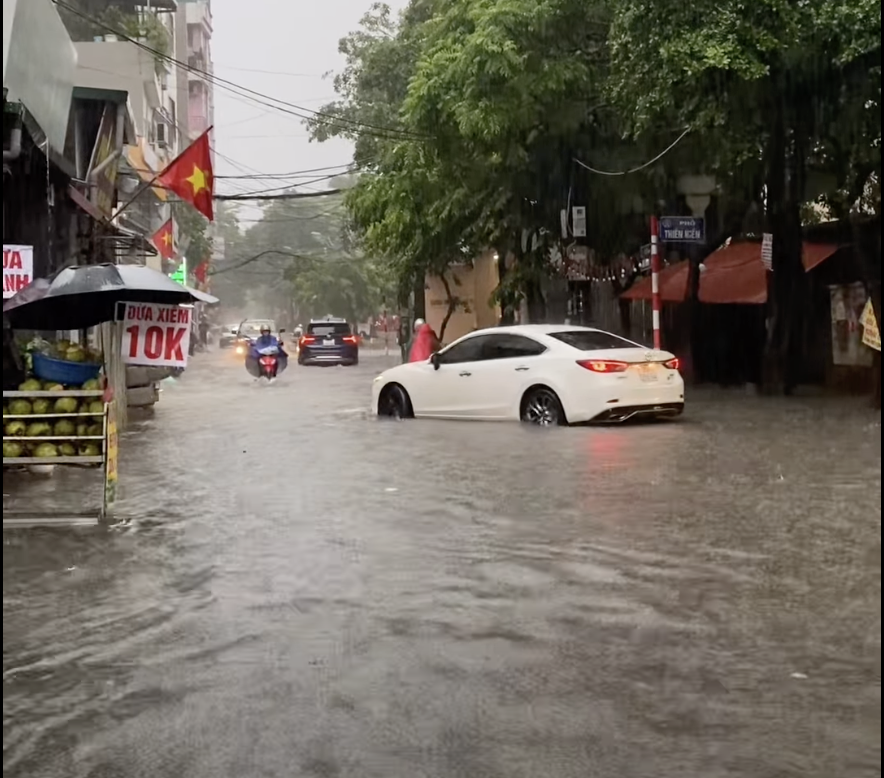 整夜大雨，今天早上河内多条道路开始积水