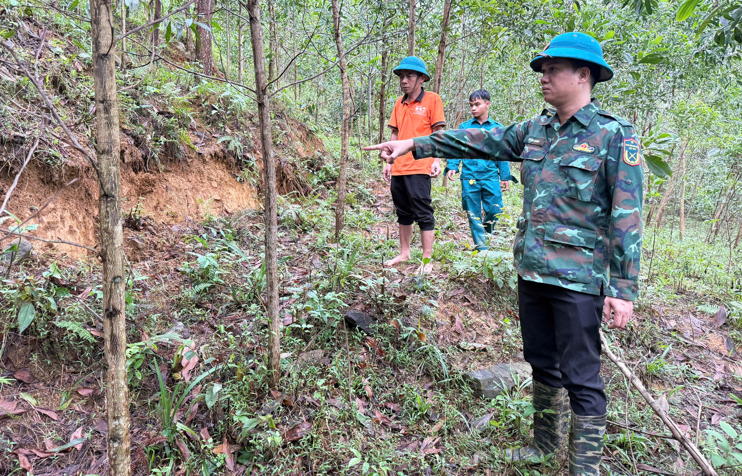 长达100米的山坡裂缝威胁下方20户居民区