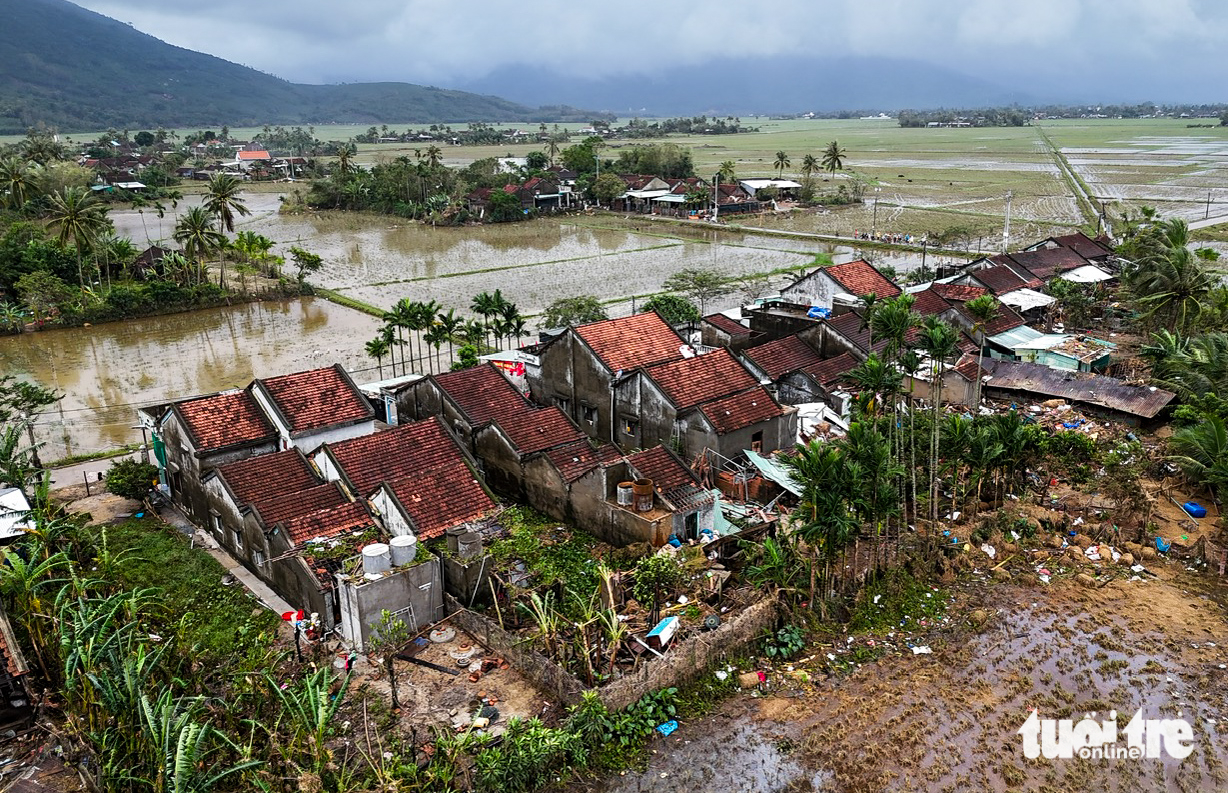 重返洪灾中心和盛：在破碎的房屋中寻找母亲的照片