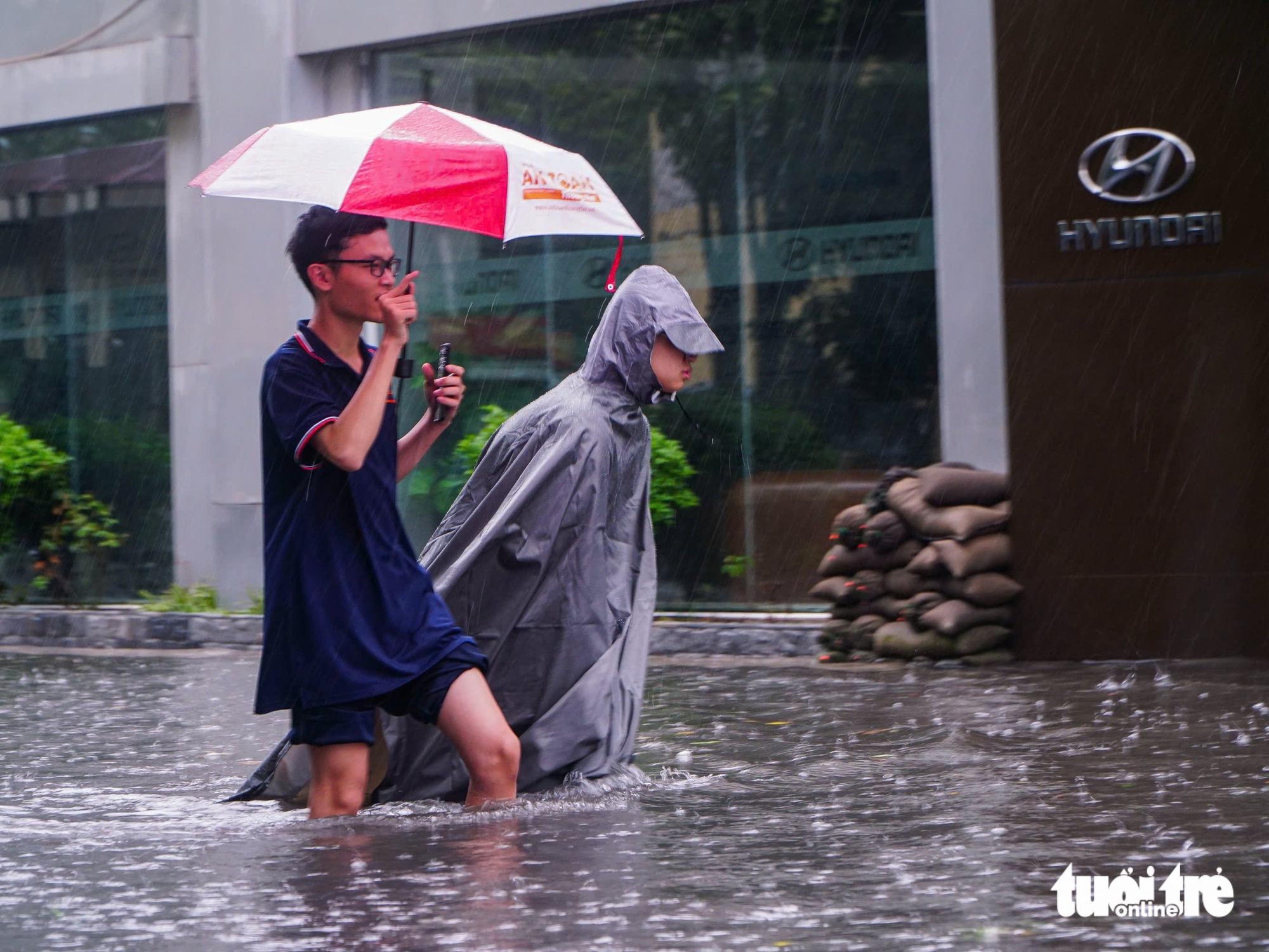 大雨持续一整天，河内街道深陷积水