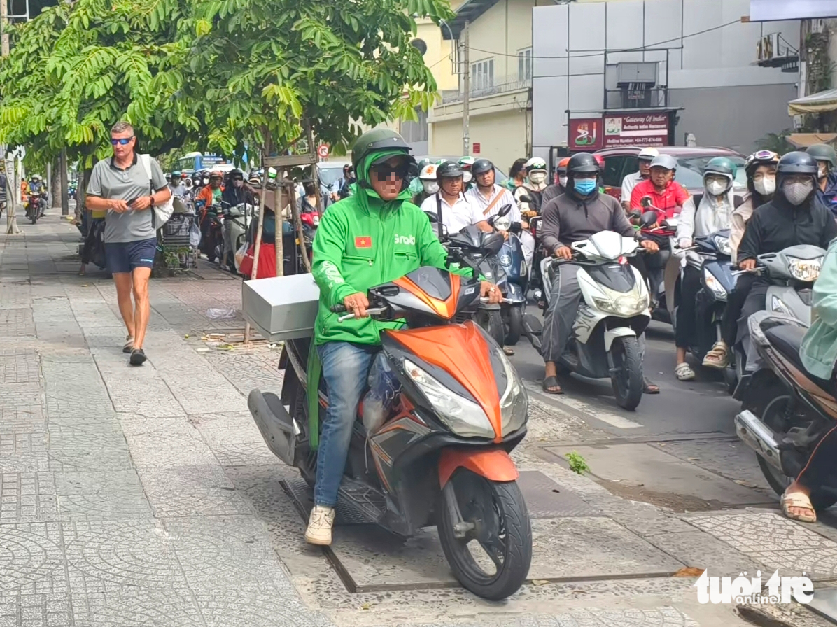 摩托车再次尾随驶上人行道，无视高达600万越南盾的罚款