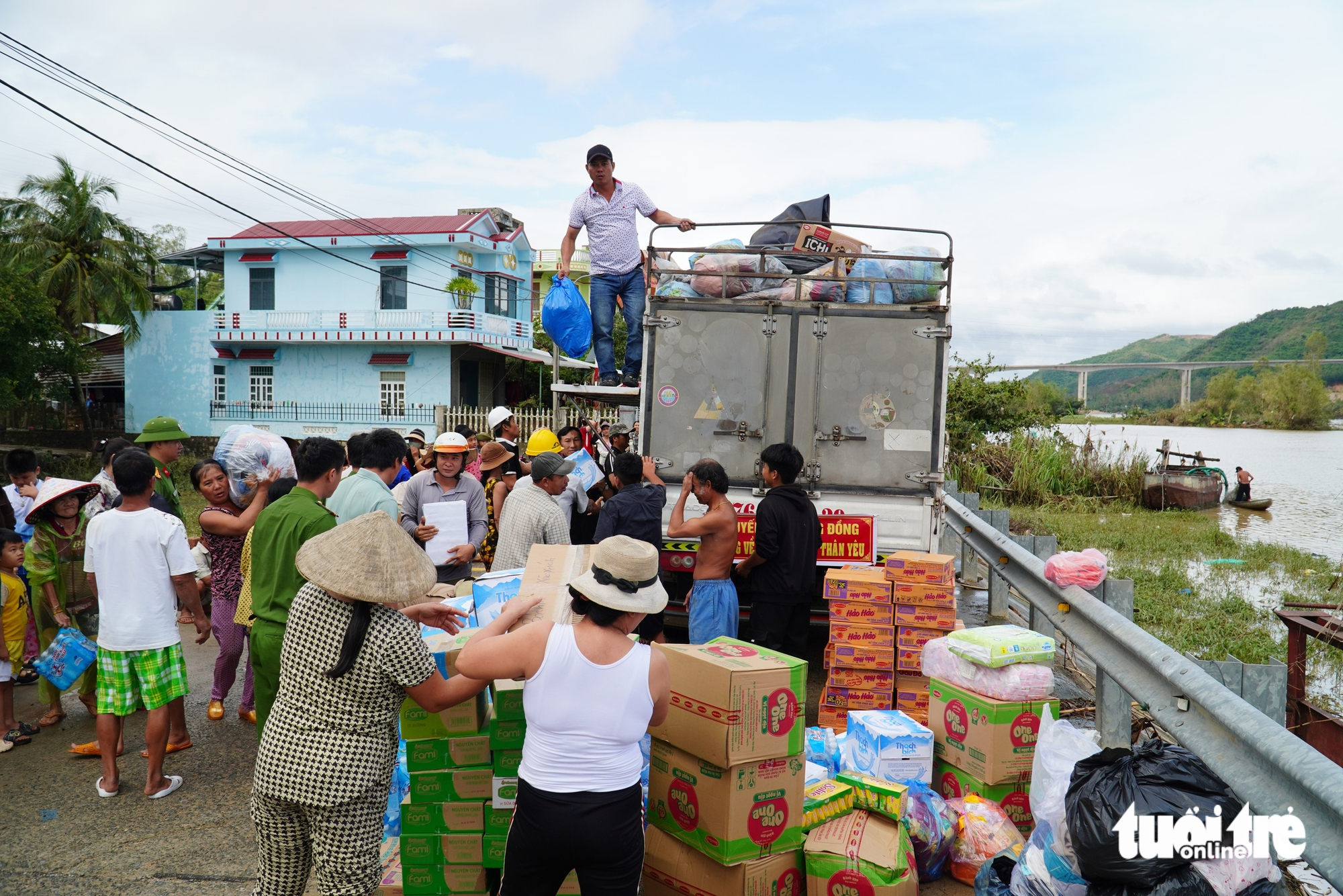 许多爱心人士已来到富安省深淹4米区域的‘空园空屋’居民家中
