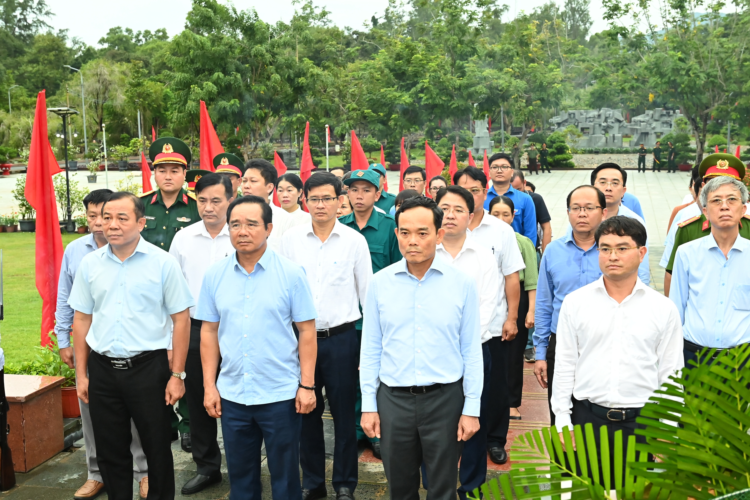 书记陈留光在昆岛向英雄烈士敬香纪念