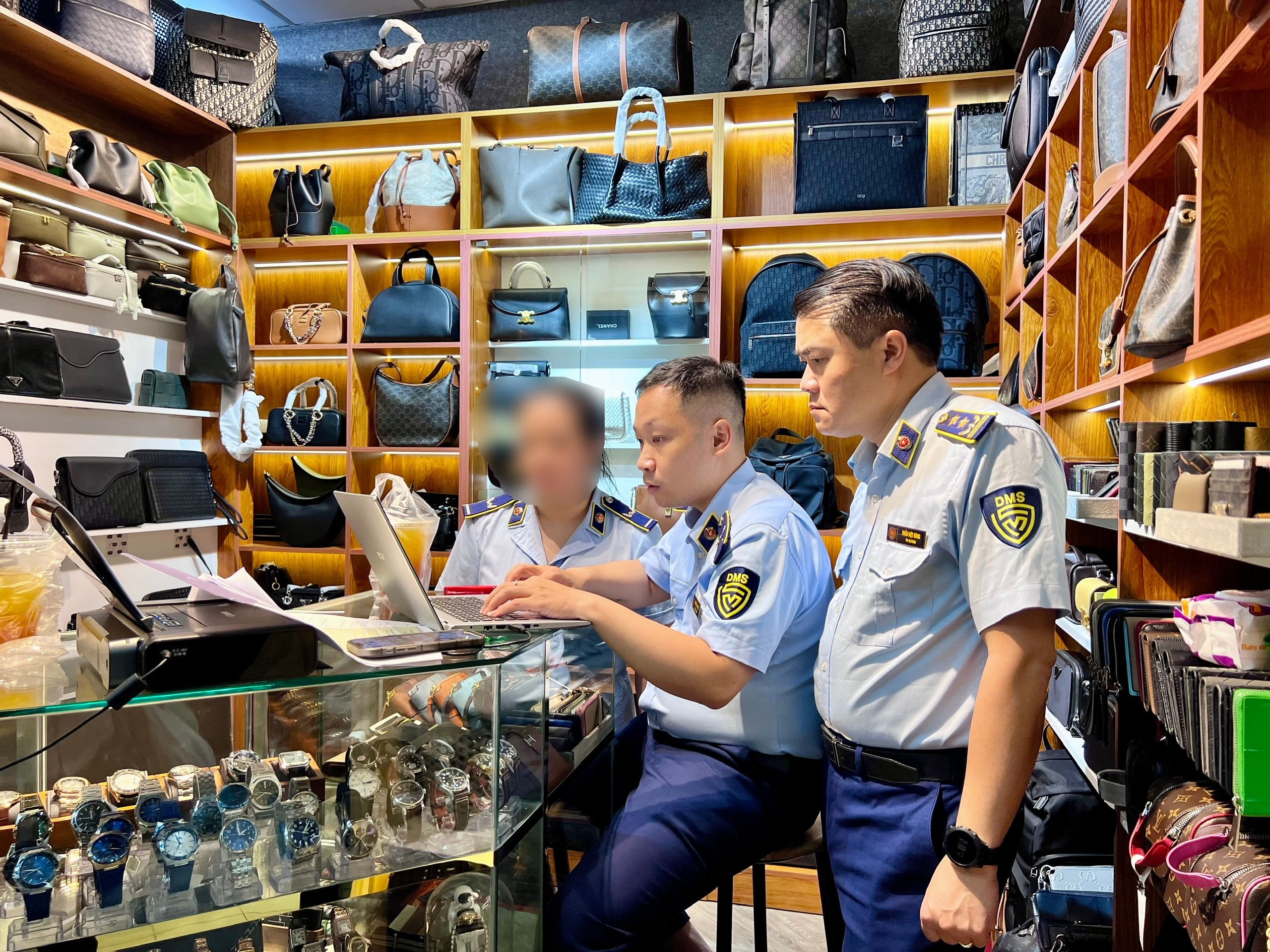 保护'警报'，西贡广场小贩立即关闭摊位以避免检查
