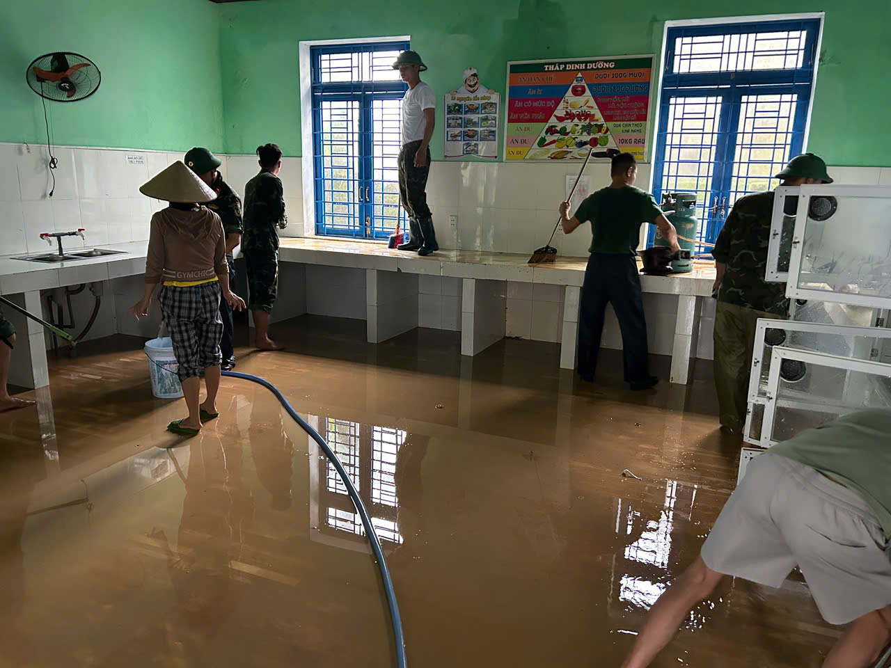 为3000户滑坡地区居民背送粮食补给