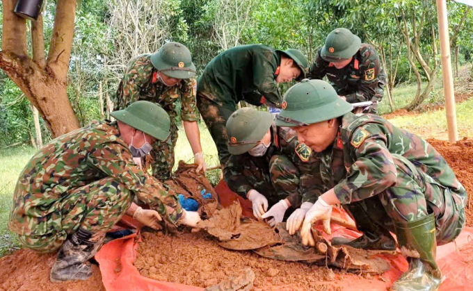 发现烈士遗骸及刻有代码 'SH 1-99X' 的牌子