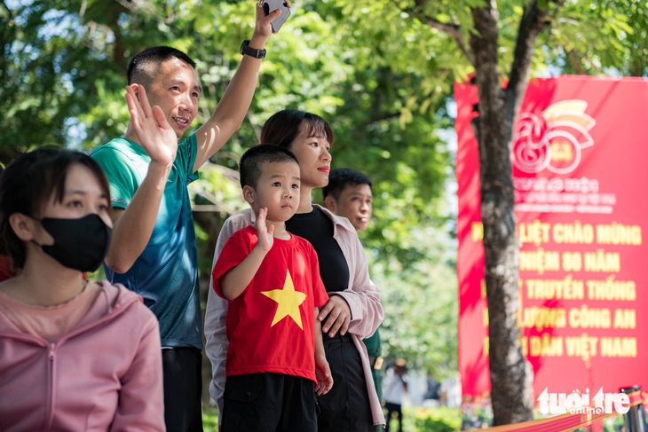 民众前往还剑湖观看骑兵，聆听军乐