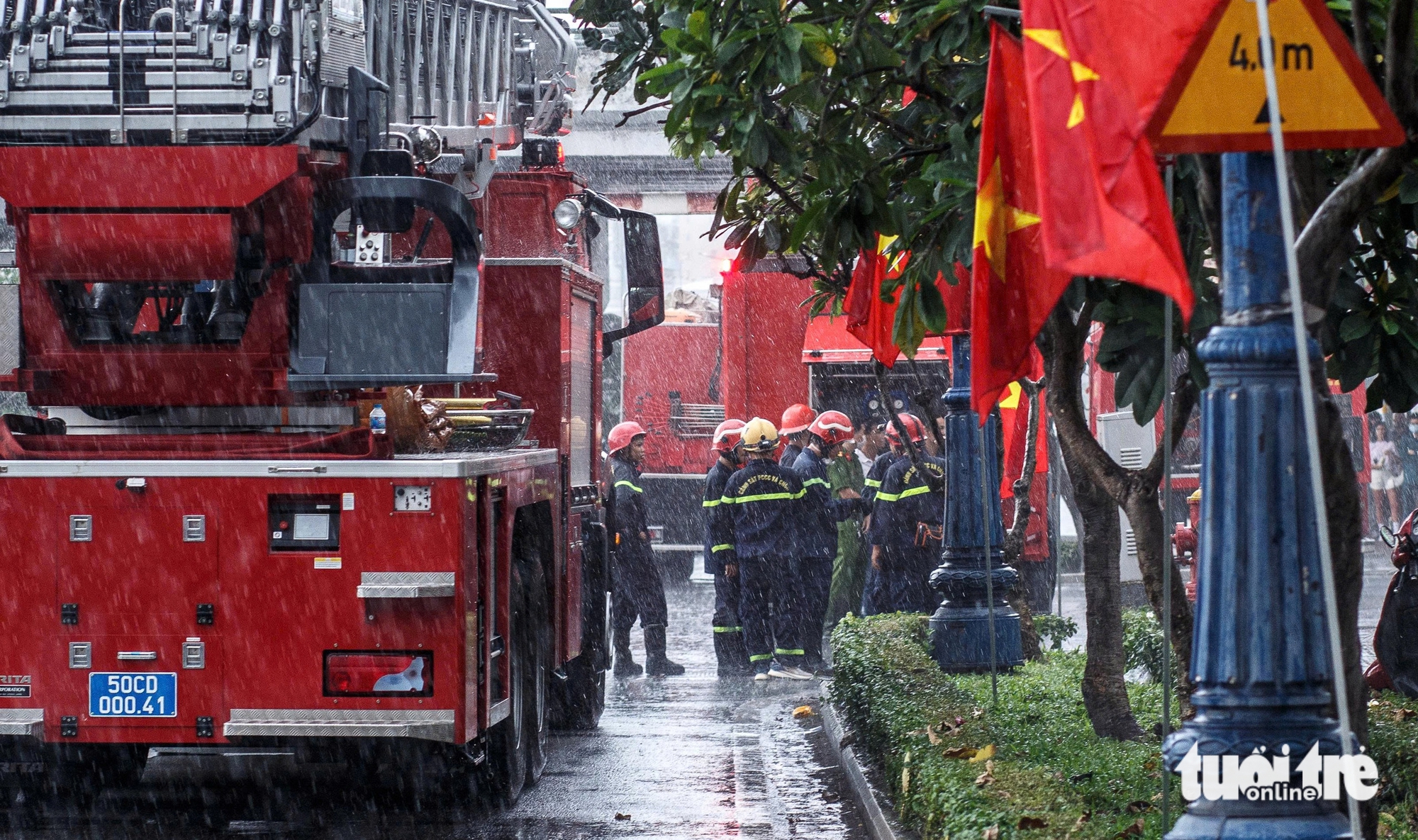 Khánh Hội区公寓火灾：救出2名被困人员并安全疏散300人