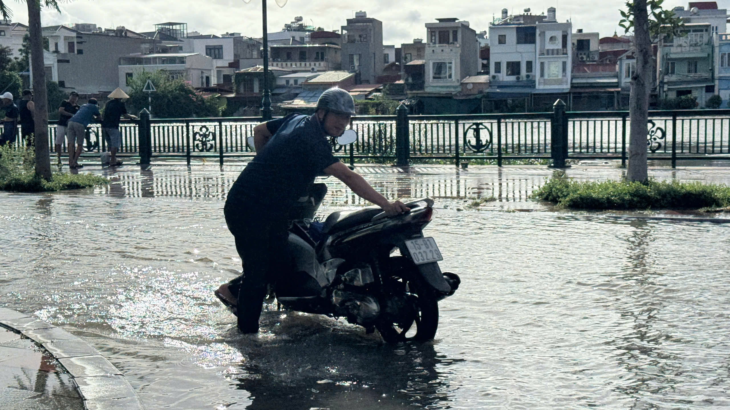 3号台风后水位迅速上涨，海防多条街道成河