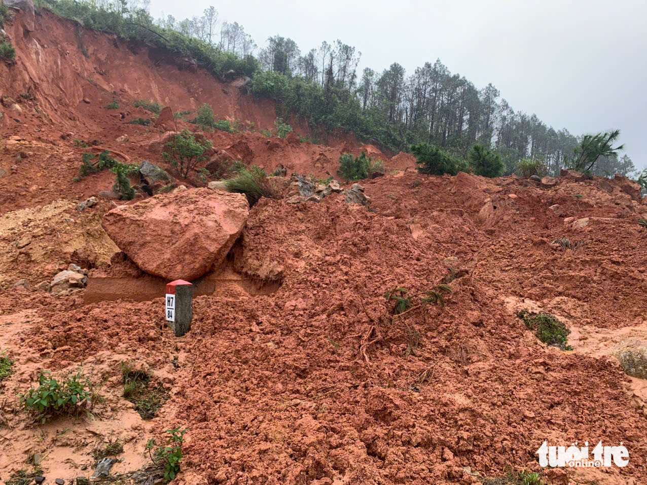 河静省沿海公路因山体滑坡处理困难多日拥堵