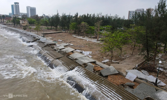 价值超过400亿越南盾的海堤在暴风雨后破碎