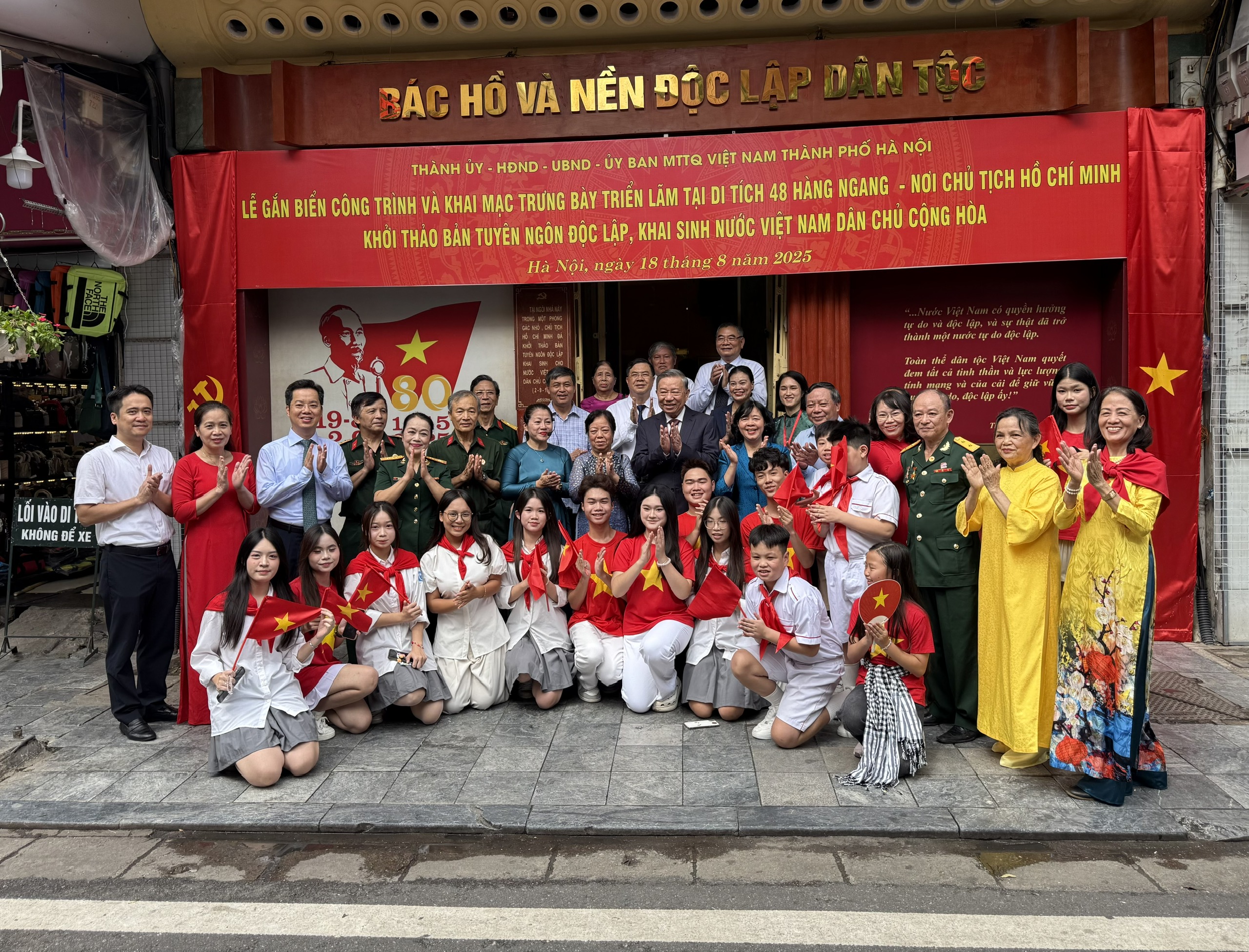 总书记苏林在胡志明主席撰写独立宣言的地方敬香缅怀
