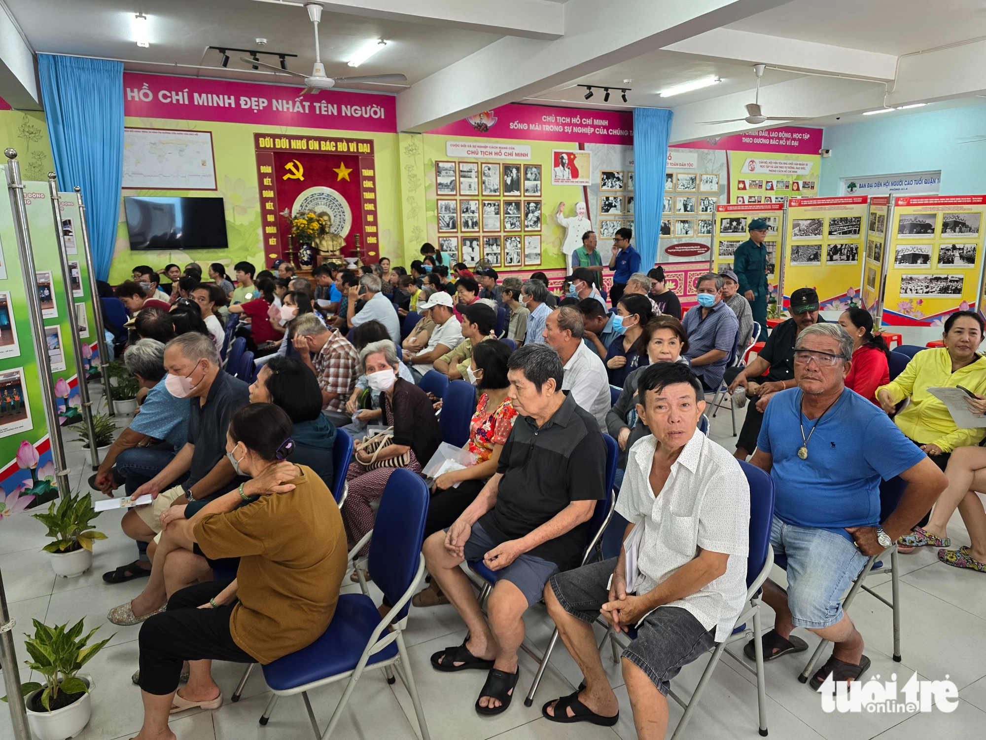 胡志明市市民在国庆节期间高兴地收到政府赠送的10万越南盾礼物