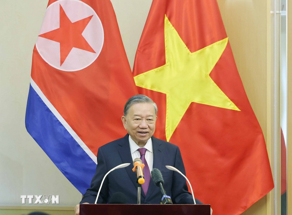 总书记苏林访问大使馆，在朝鲜揭幕胡志明主席雕像