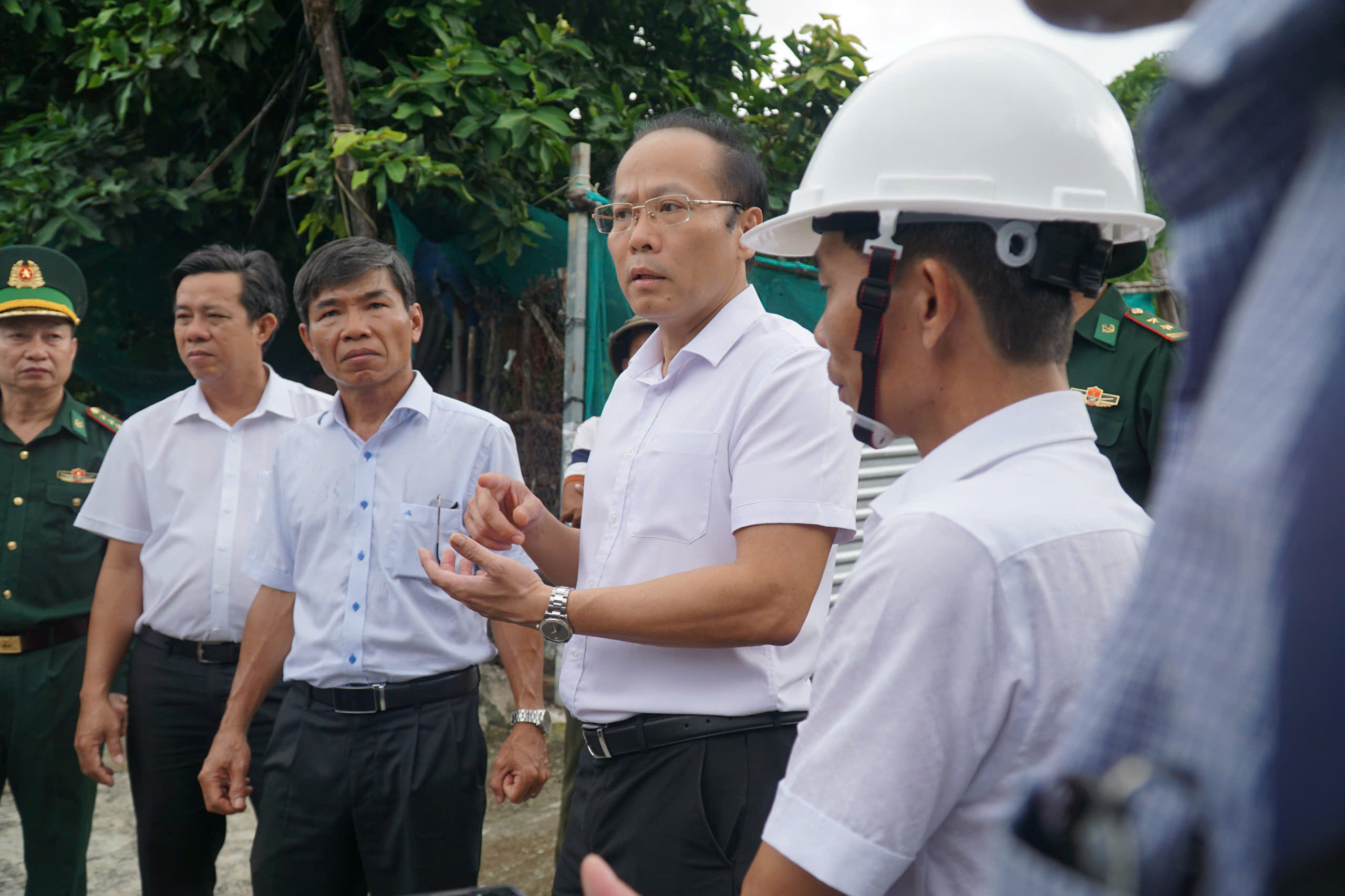 在台风Kalmaegi来临前疏散芽庄滑坡区居民