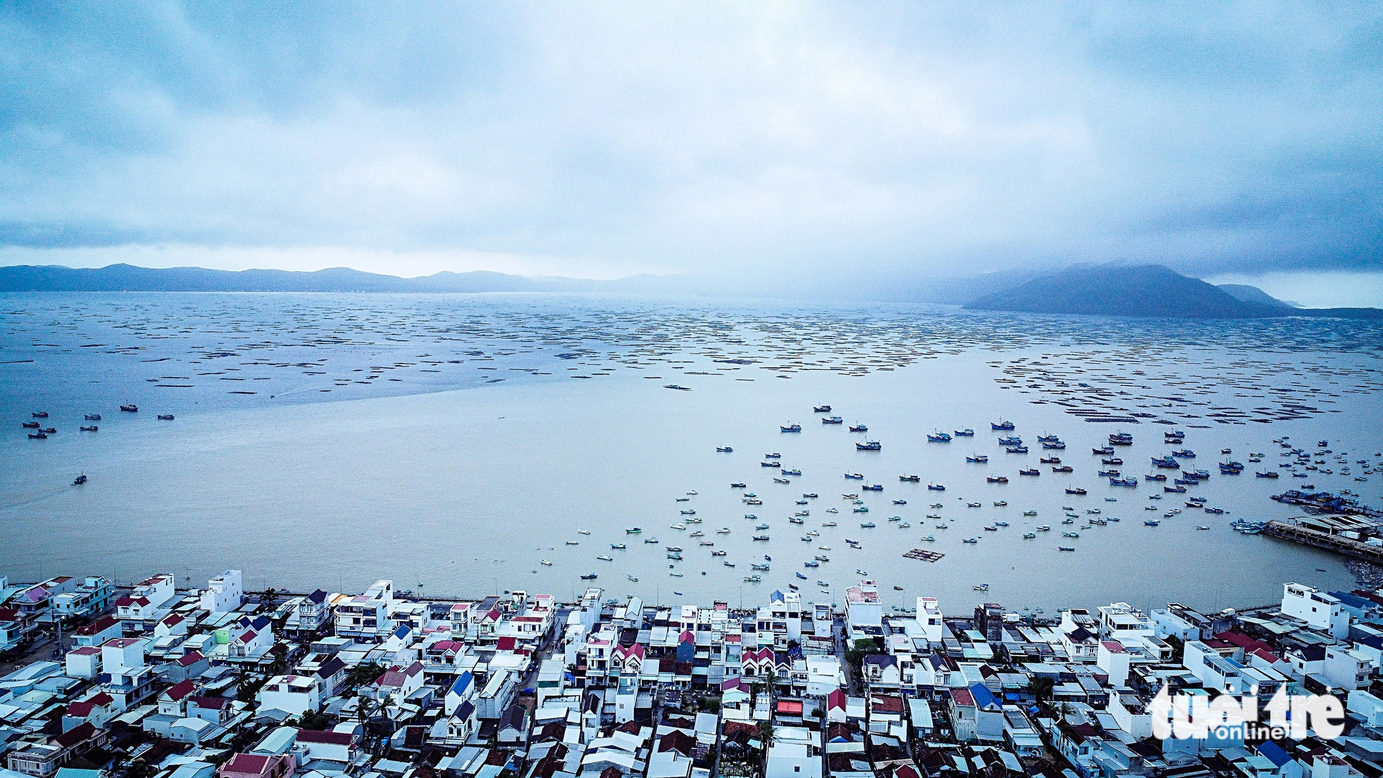 洪灾中心等待重建的悲伤地区